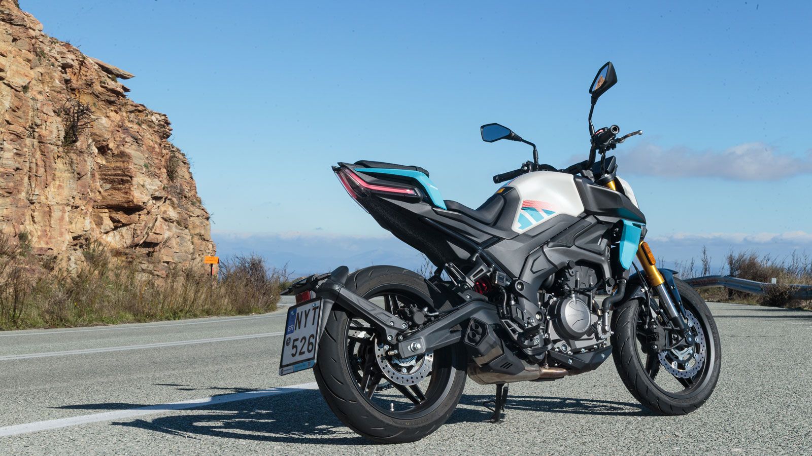 Η F352 βασίζεται σε περιμετρικό πλαίσιο αλουμινίου, το οποίο προσφέρει συνδυασμό χαμηλού βάρους και αυξημένης ακαμψίας. Στο εμπρός μέρος συναντάμε ανε