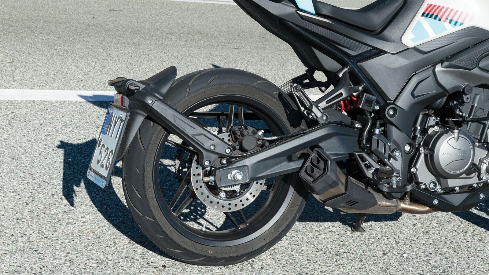 Οι τροχοί 17 ιντσών είναι αλουμινένιοι και φορούν ελαστικά Maxxis σε διαστάσεις 110/70-17 εμπρός και 150/60-17 πίσω, προσφέροντας καλή πρόσφυση και στ