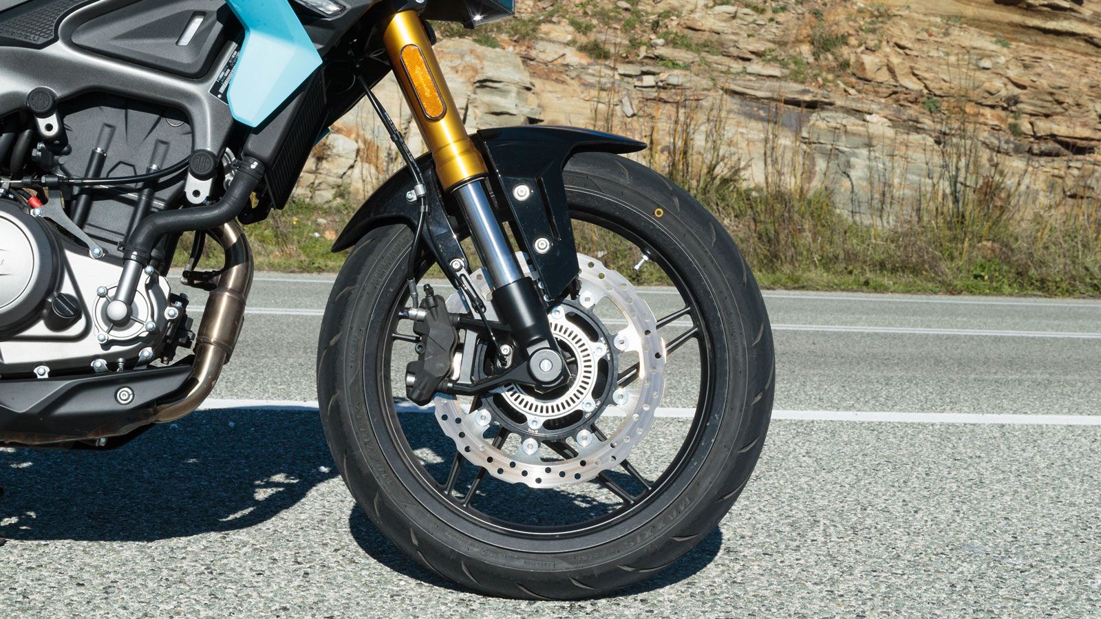 Στις αναρτήσεις συναντάμε εμπρός ένα ανεστραμμένο πιρούνι 41χλστ με διαδρομή 120χλστ και πίσω ένα monoshock αμορτισέρ με μοχλικό και ρυθμιζόμενη προφό