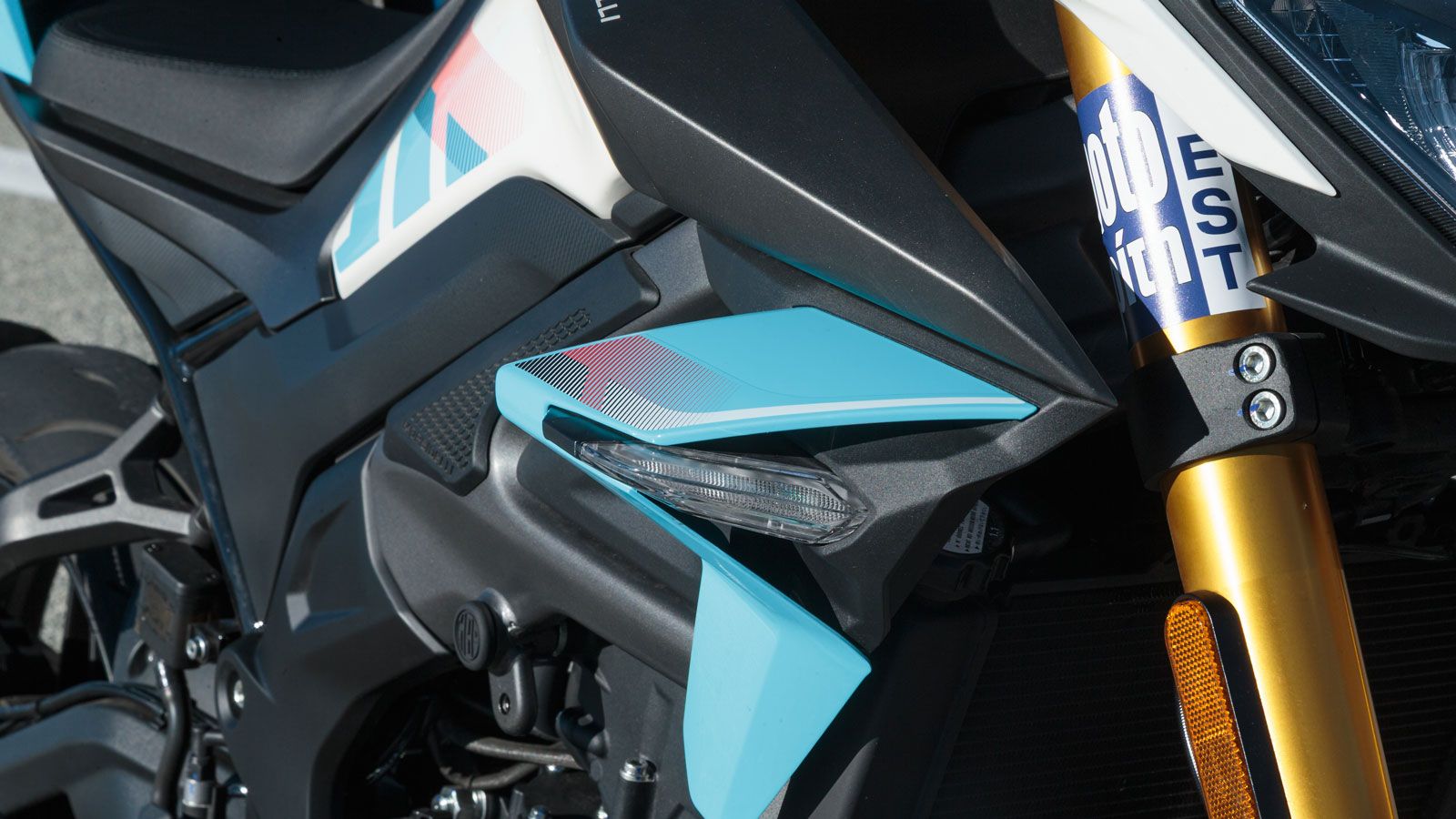 Παρά το σχετικά μεγάλο για τα δεδομένα της κατηγορίας ρεζερβουάρ 15 λίτρων, το F352 καταφέρνει να έχει μία αρκετά λεπτή σιλουέτα, με την ουρά να καταλ