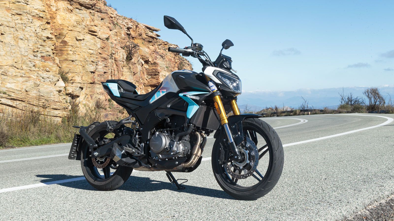 Μίνιμαλ στο σύνολό του, αλλά γνωνιώδες και αιχμηρό έχει μεν μικρές διαστάσεις, φαίνεται δε σαν μία μεγάλη μοτοσυκλέτα, με μοναδικό στοιχείο που προδίδ