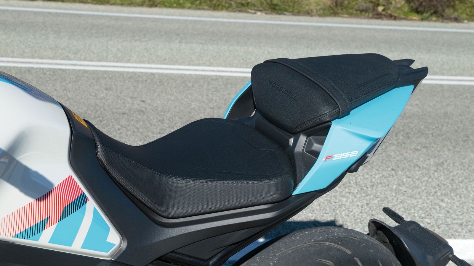 Η σέλα του αναβάτη έχει μέτριας σκληρότητας αφρώδες και ικανοποιητική επιφάνεια για τα δεδομένα της κατηγορίας, προσφέροντας καλή στήριξη τόσο στην κα