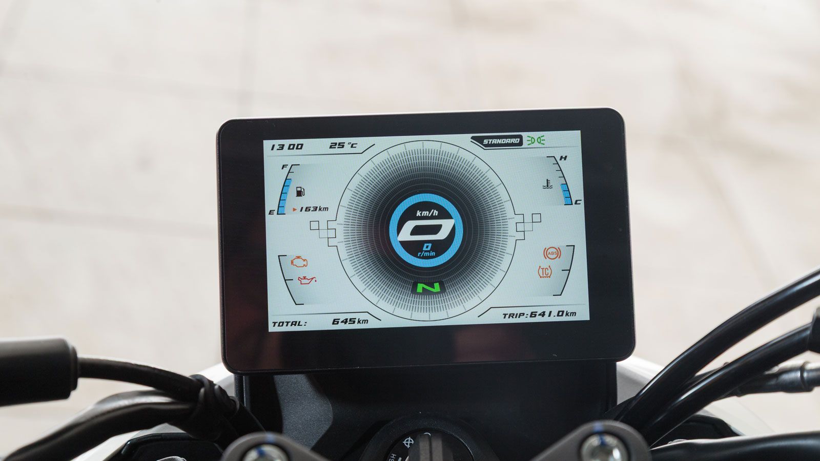 Στον πίνακα οργάνων του F352 συναντάμε μία έγχρωμη TFT οθόνη 5 ιντσών, με υψηλή φωτεινότητα και καθαρή απεικόνιση πληροφοριών. 