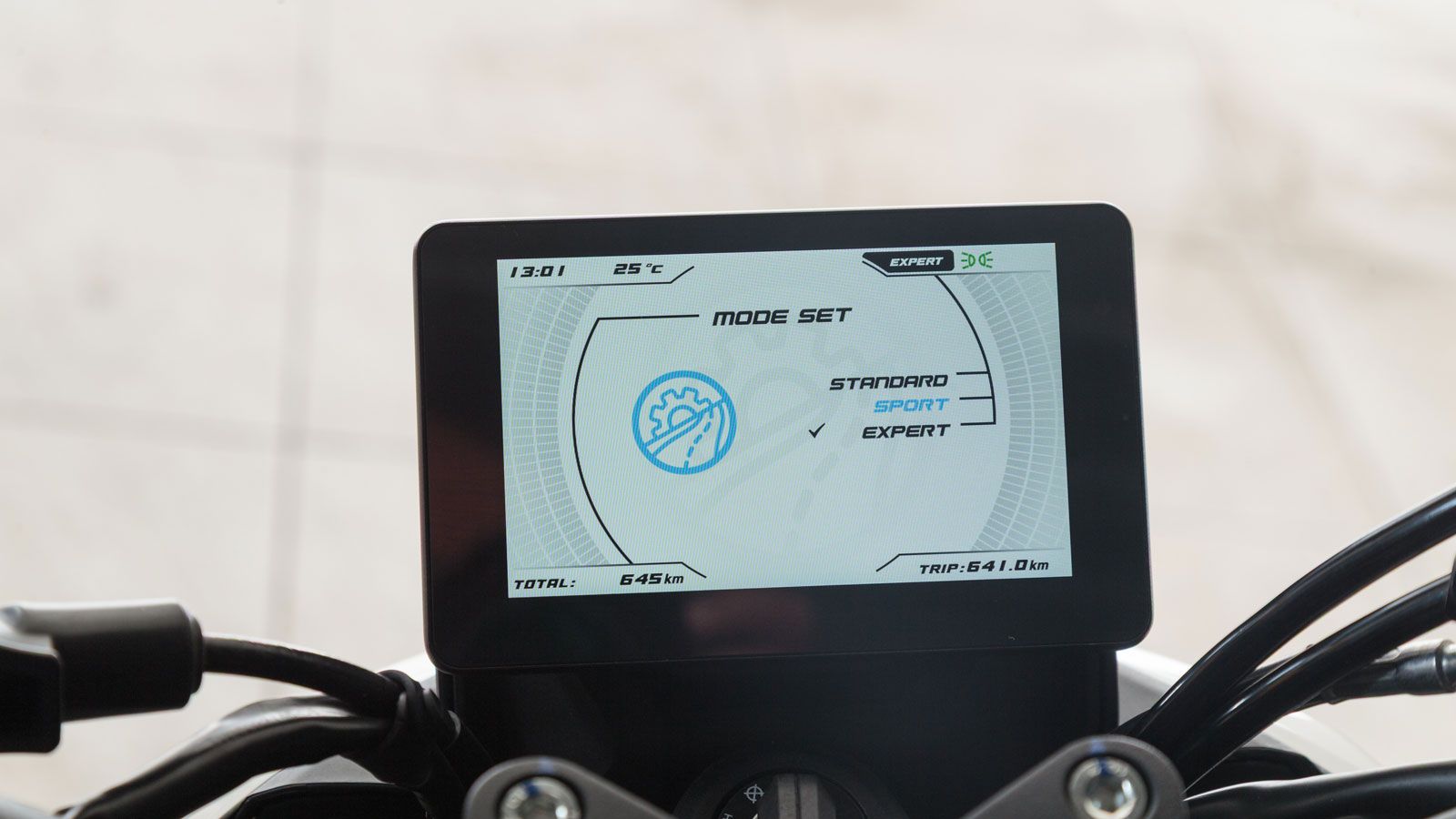 Το μενού είναι εύχρηστο και λογικά δομημένο, ενώ υπάρχει δυνατότητα συνδεσιμότητας μέσω της εφαρμογής Morbidelli Connect, εφόσον επιλεγεί η προσθήκη τ