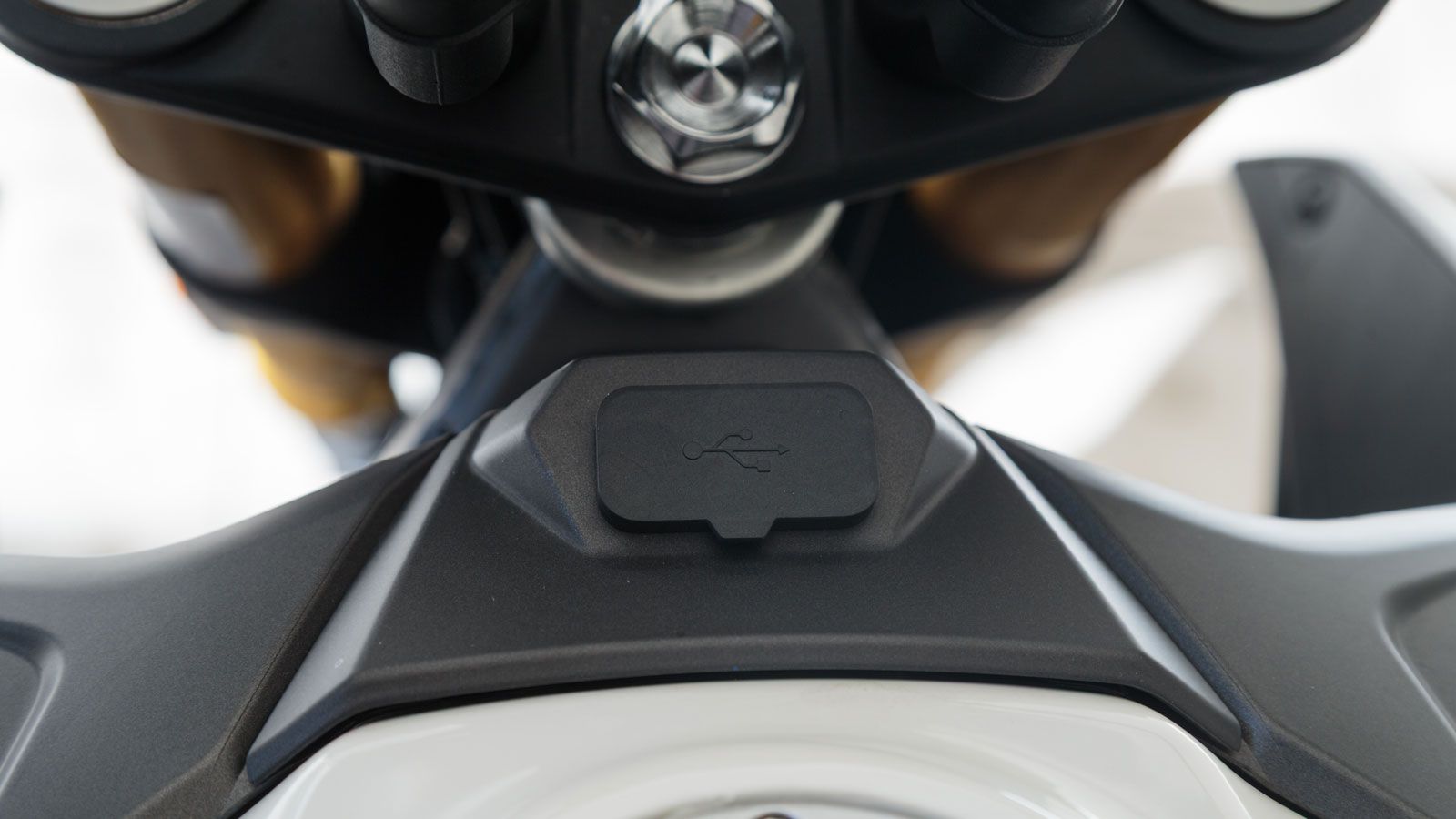 Κάτω από την οθόνη βρίσκονται δύο θύρες φόρτισης, μία USB και μία USB-C, καλύπτοντας πλήρως τις σύγχρονες ανάγκες συνδεσιμότητας.