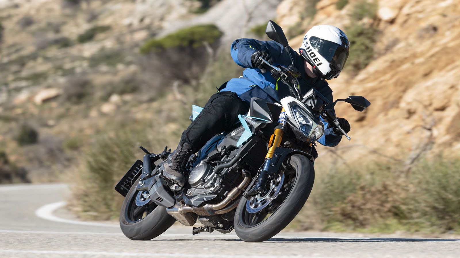 Ο δικύλινδρος κινητήρας του έχει μία ροπάτη λειτουργία και έναν αρκετά ευχάριστο ήχο. 