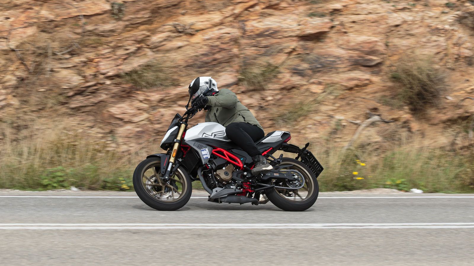 Στις κυριακάτικες βόλτες σου, δοκιμάζοντας το Morbidelli N300 σε επαρχιακά κομμάτια με απανωτές στροφές, θα εκτιμήσεις το σφιχτό setup του και την στι