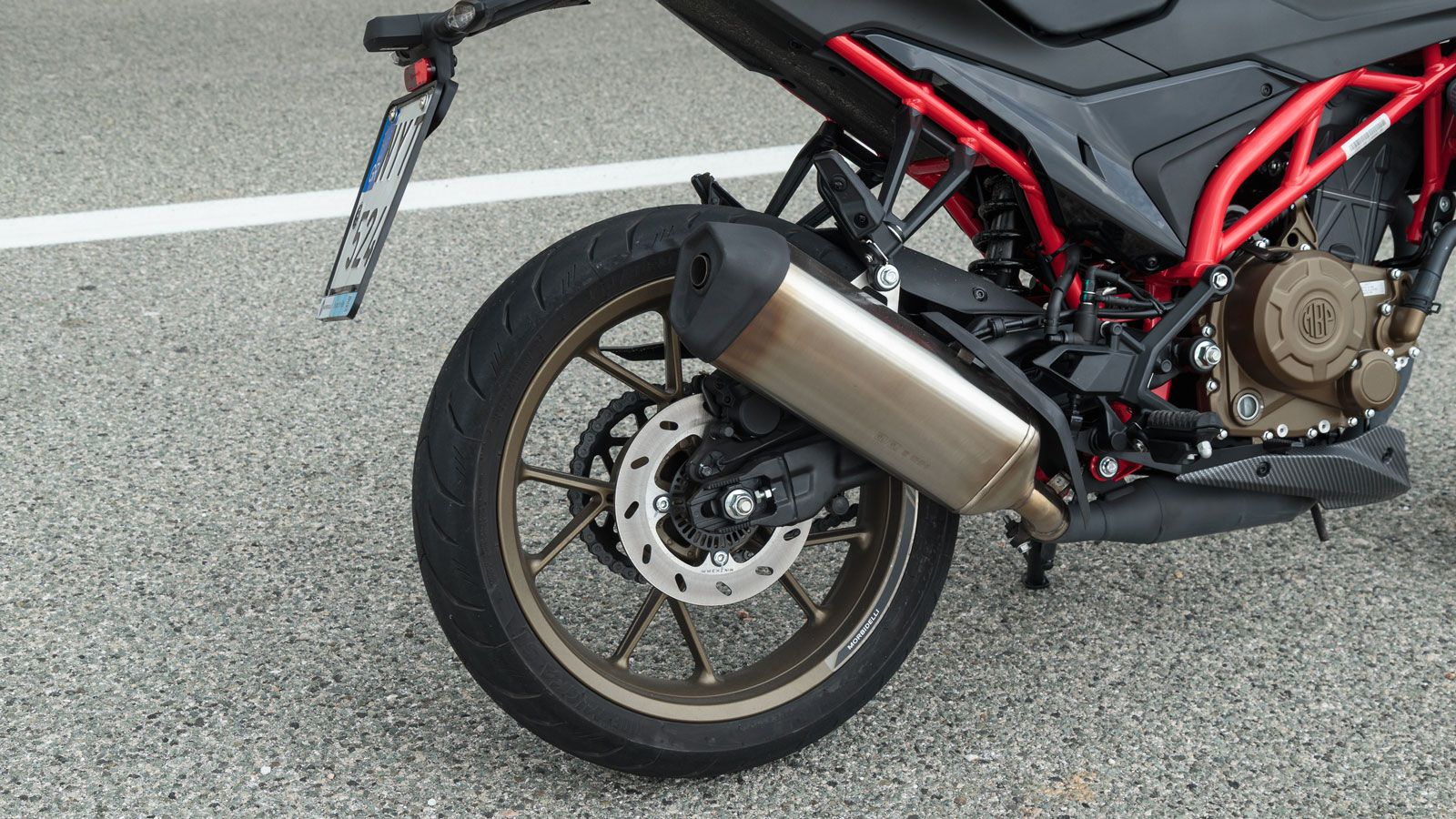 Το πλαίσιο του Morbidelli N300 είναι ατσάλινο τύπου χωροδικτύωμα, μία δοκιμασμένη λύση που συναντάμε συχνά σε σπορ κατασκευές.