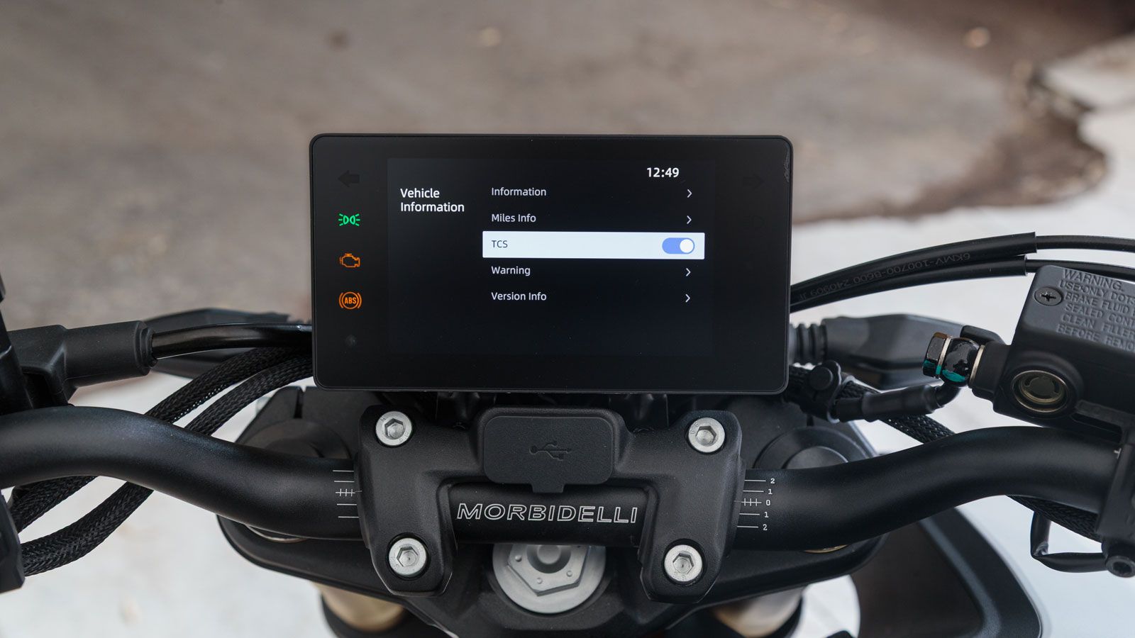 Τέλος κάτω από την οθόνη, υπάρχουν δύο θύρες φόρτισης, μία USB και μία USB-C.