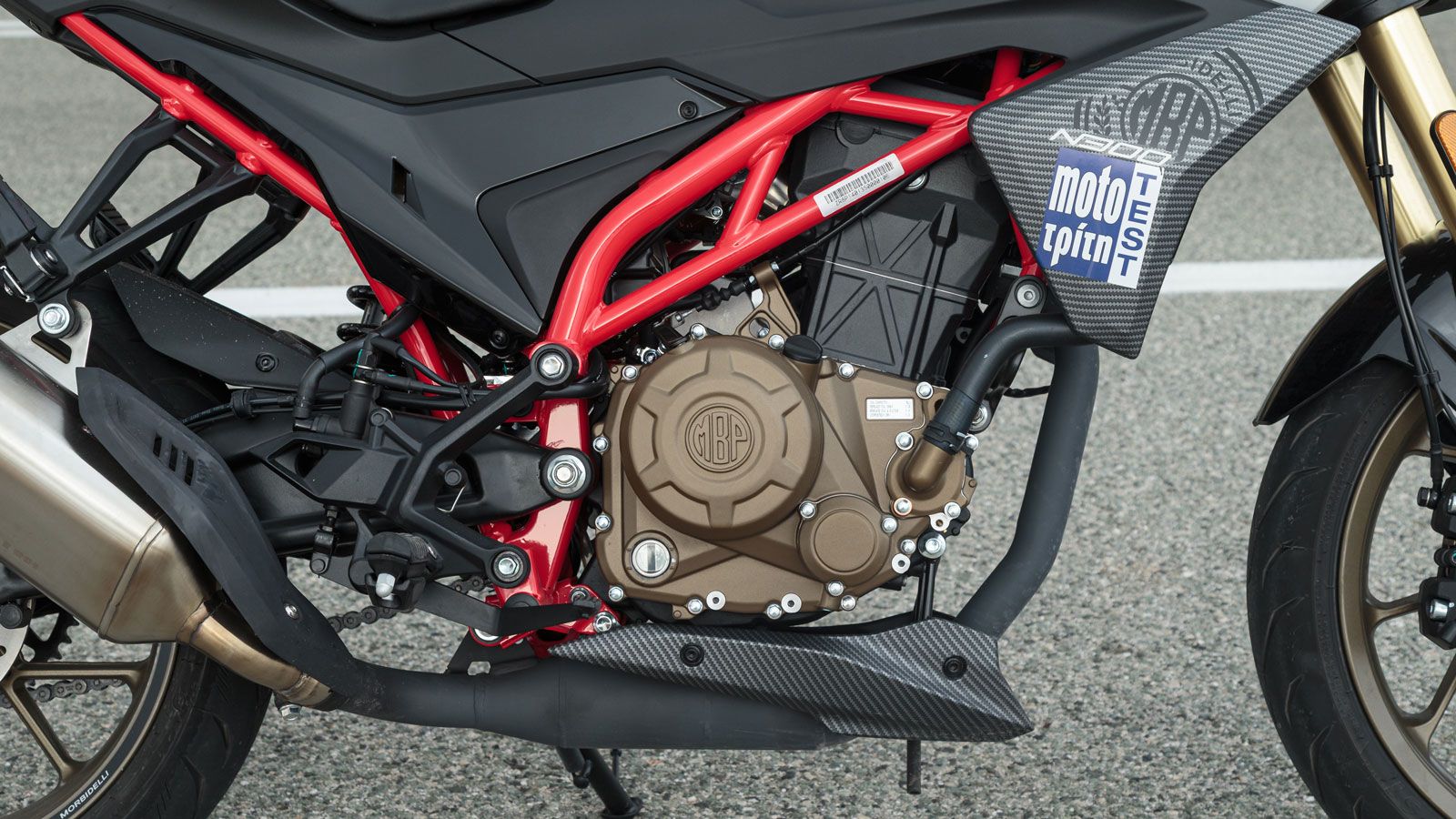 Είναι υγρόψυκτος με διπλό εκκεντροφόρο επικεφαλής, 4 βαλβίδες και συμπίεση στο 11,5:1. Αποδίδει 29,5 ίππους στις 10.000σαλ και 26,4 Nm ροπής στις 6.00