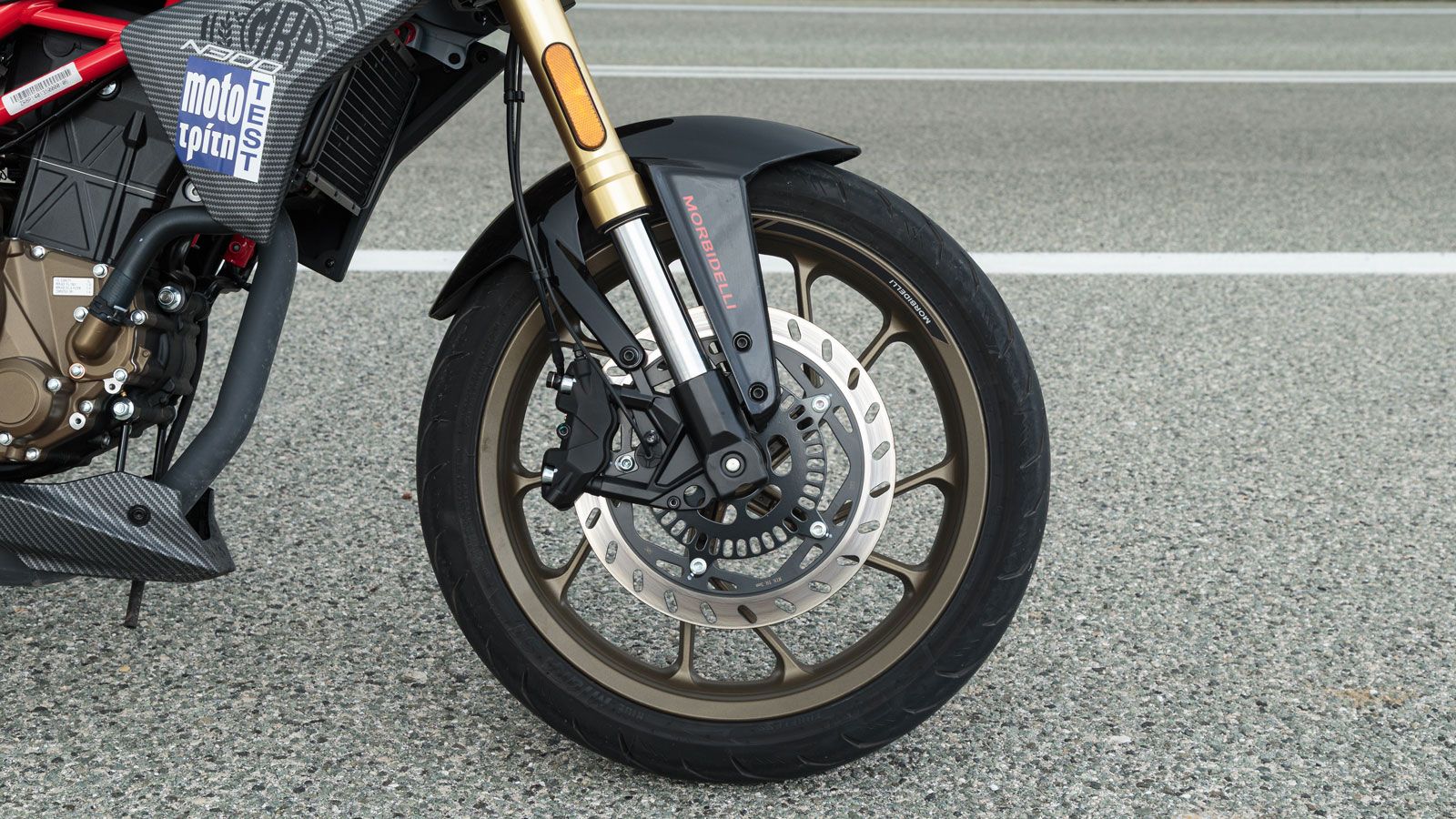 Το σύστημα πέδησης αποτελείται από έναν δίσκο 292χλστ εμπρός με ακτινική δαγκάνα 4 εμβόλων και έναν δίσκο 220χλστ πίσω με δαγκάνα μονού εμβόλου και εξ