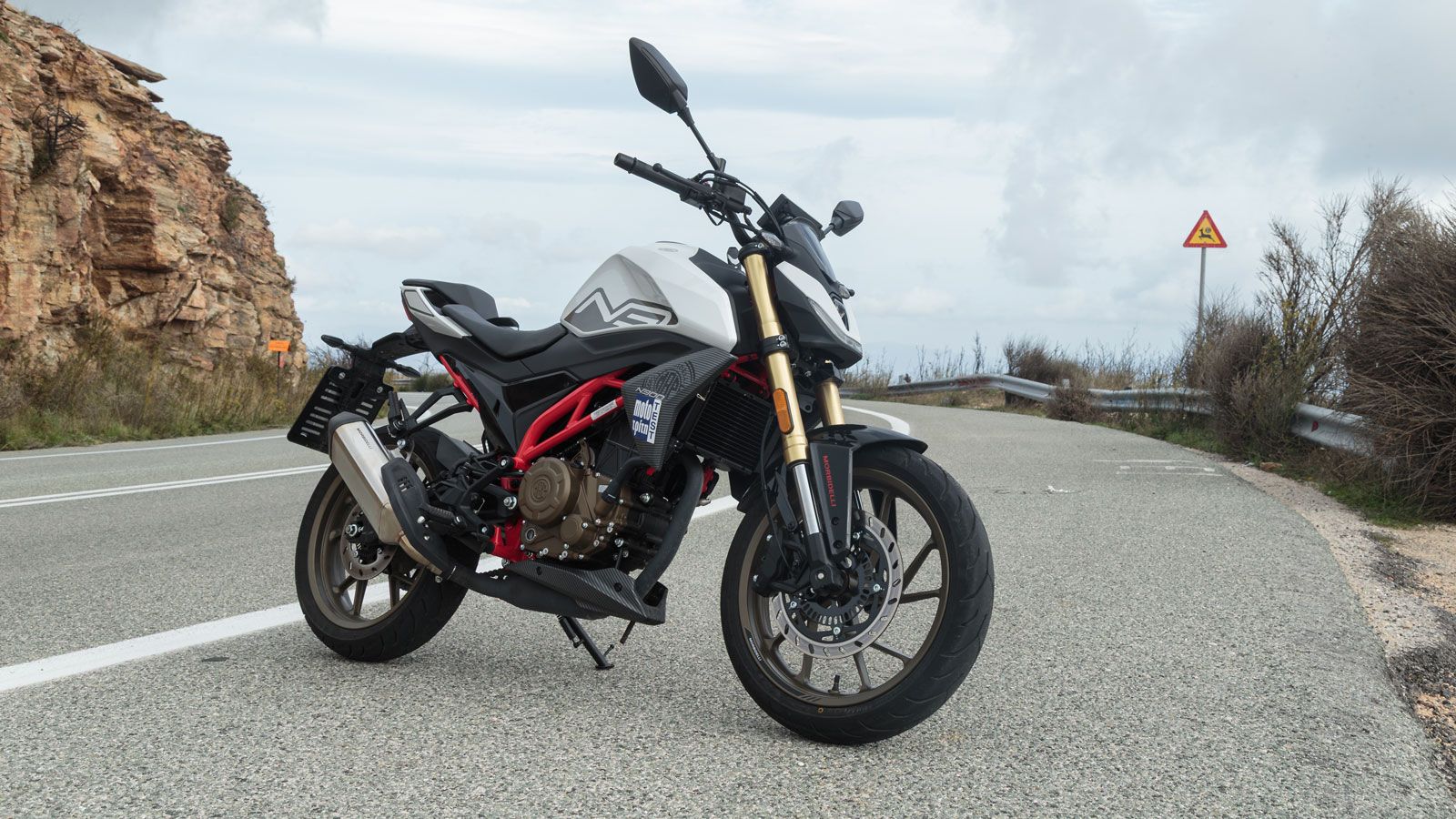 Το N300 καταφέρνει αβίαστα να προσελκύει τα βλέμματα κι αυτό είναι κάτι που θα παρατηρήσεις από την πρώτη στιγμή που θα πατήσουν τα ελαστικά του στην 