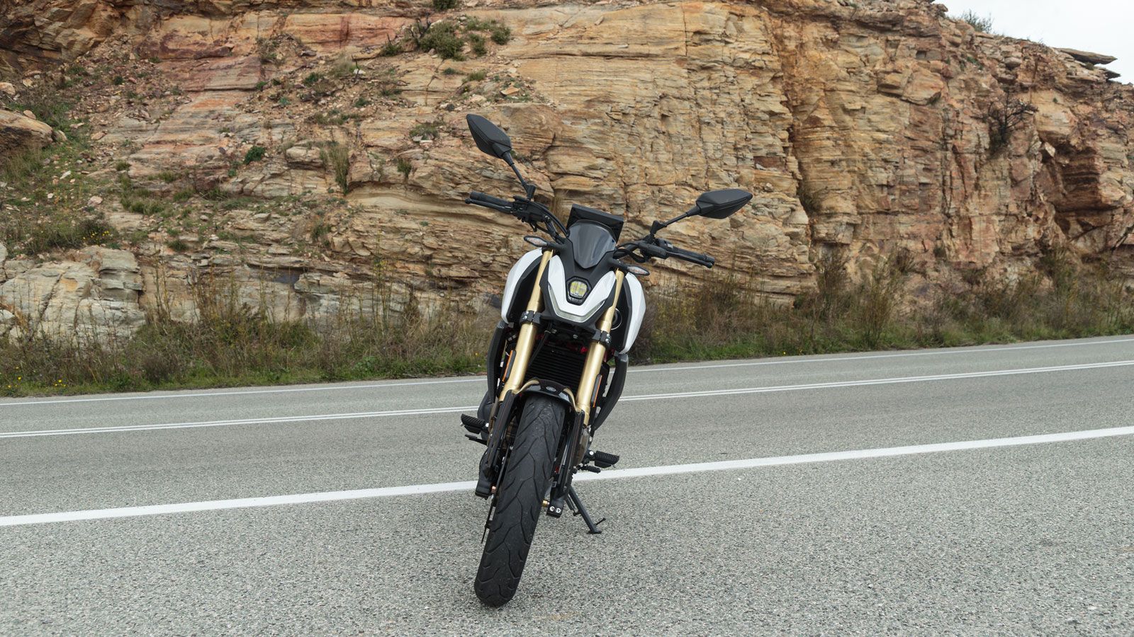 Καλοφτιαγμένο, με ποιοτικά υλικά και μία πολύ καλή αίσθηση στους διακόπτες, εντυπωσιάζει το γεγονός ότι κοστίζει όσο κάποια 125άρια scooter τη αγοράς.