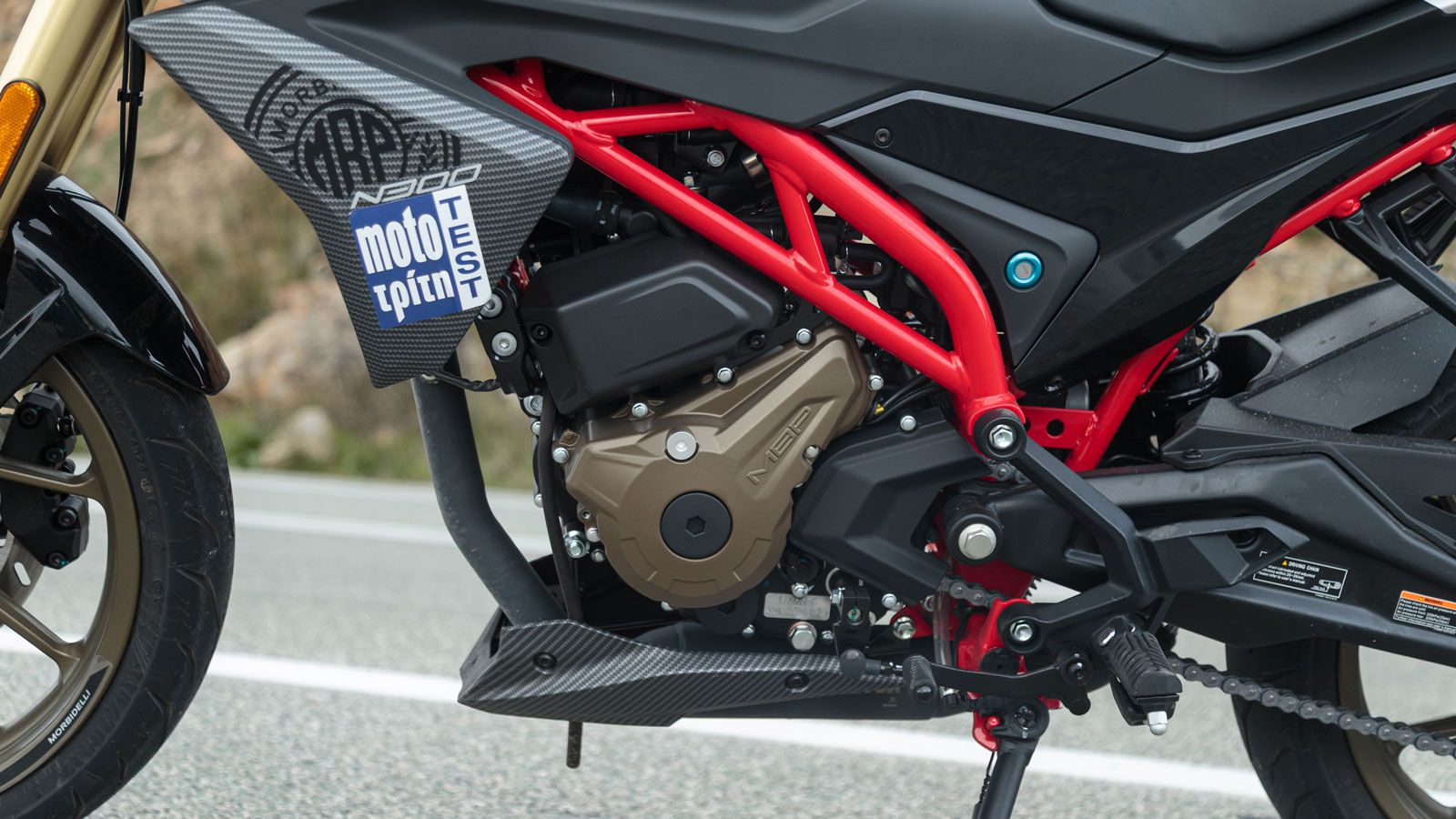 Ο μονοκύλινδρος 300άρης κινητήρας του Morbidelli N300, έχει τσαγανό και δεν ζητάει πολλά, αφού βάζει μέτρο στο «πιώμα».