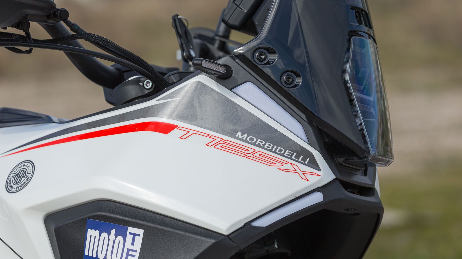 Η πρώτη επαφή με το Morbidelli T 125X σε βάζει κατευθείαν στο κλίμα ενός μικρού adventure που δεν είναι όμως καθόλου μικρό καθώς έχει μια δική του ταυ
