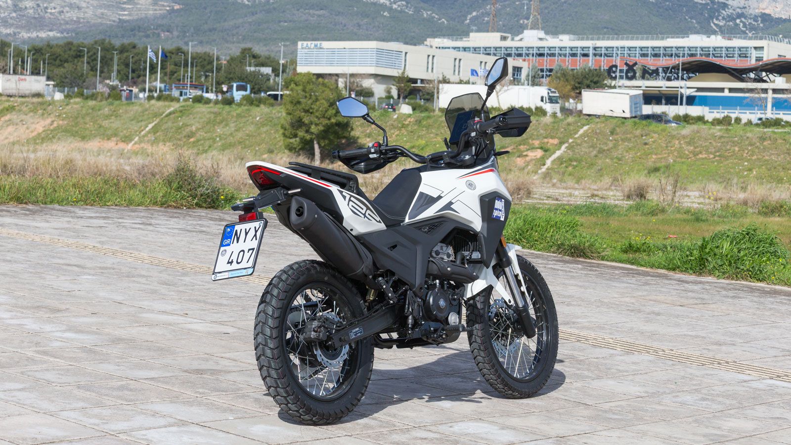 Η ψηλά τοποθετημένη εξάτμιση είναι ένα στοιχείο που ενισχύει ακόμα περισσότερο τον off-road προσανατολισμό.
