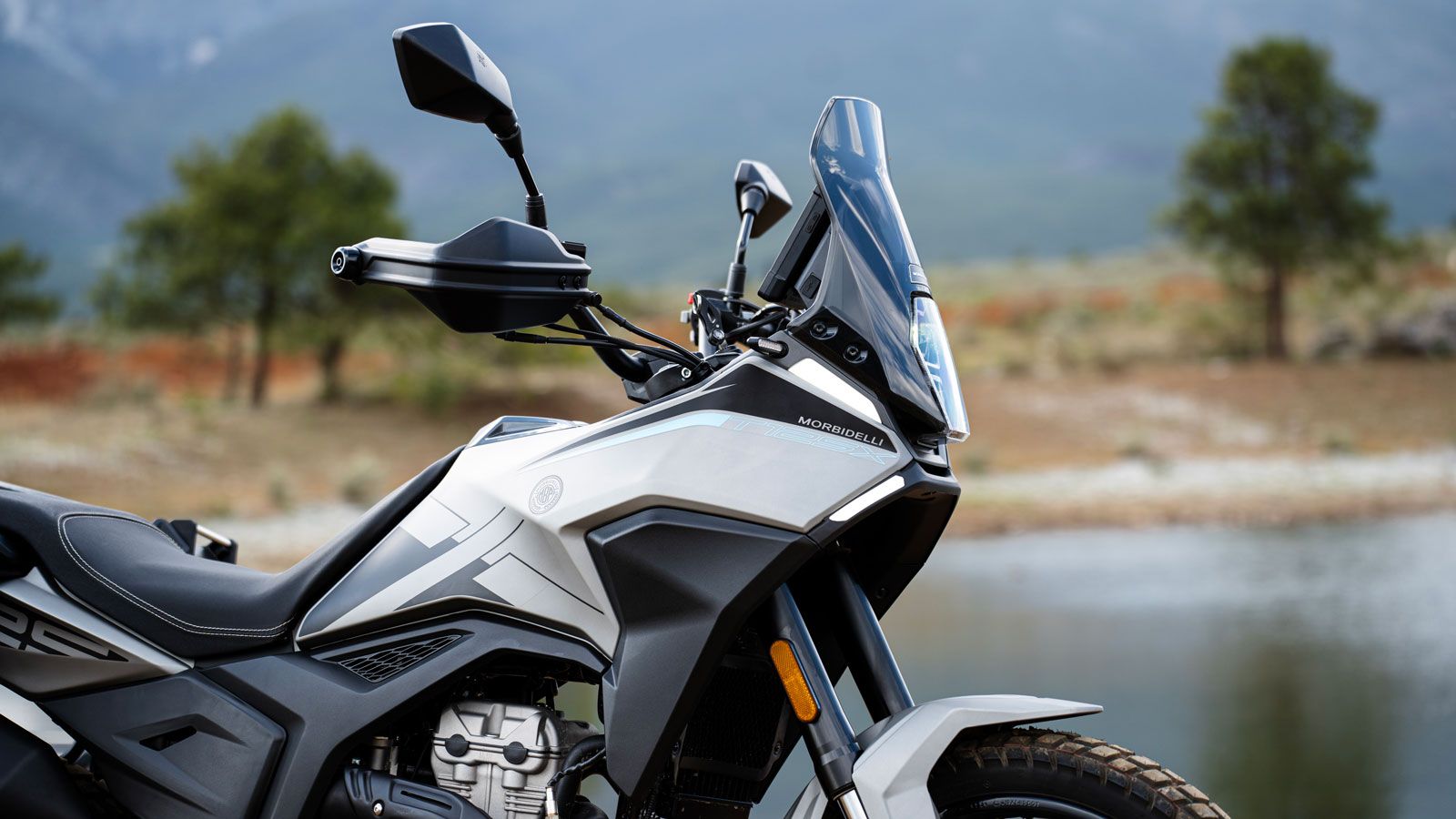 Το Morbidelli T125X κάνει την είσοδό του στην ελληνική αγορά ως μια διαφορετική πρόταση στα 125 κυβικά, με ξεκάθαρο trail και adventure προσανατολισμό