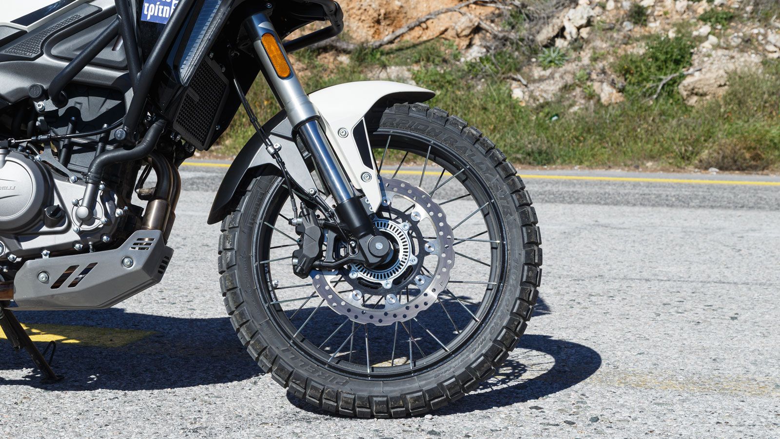 Στο σύστημα πέδησης, ένας δίσκος 300 χιλιοστών εμπρός με τετραπίστονη δαγκάνα και ένας δίσκος 240 χιλιοστών πίσω με μονοπίστονη δαγκάνα πρ