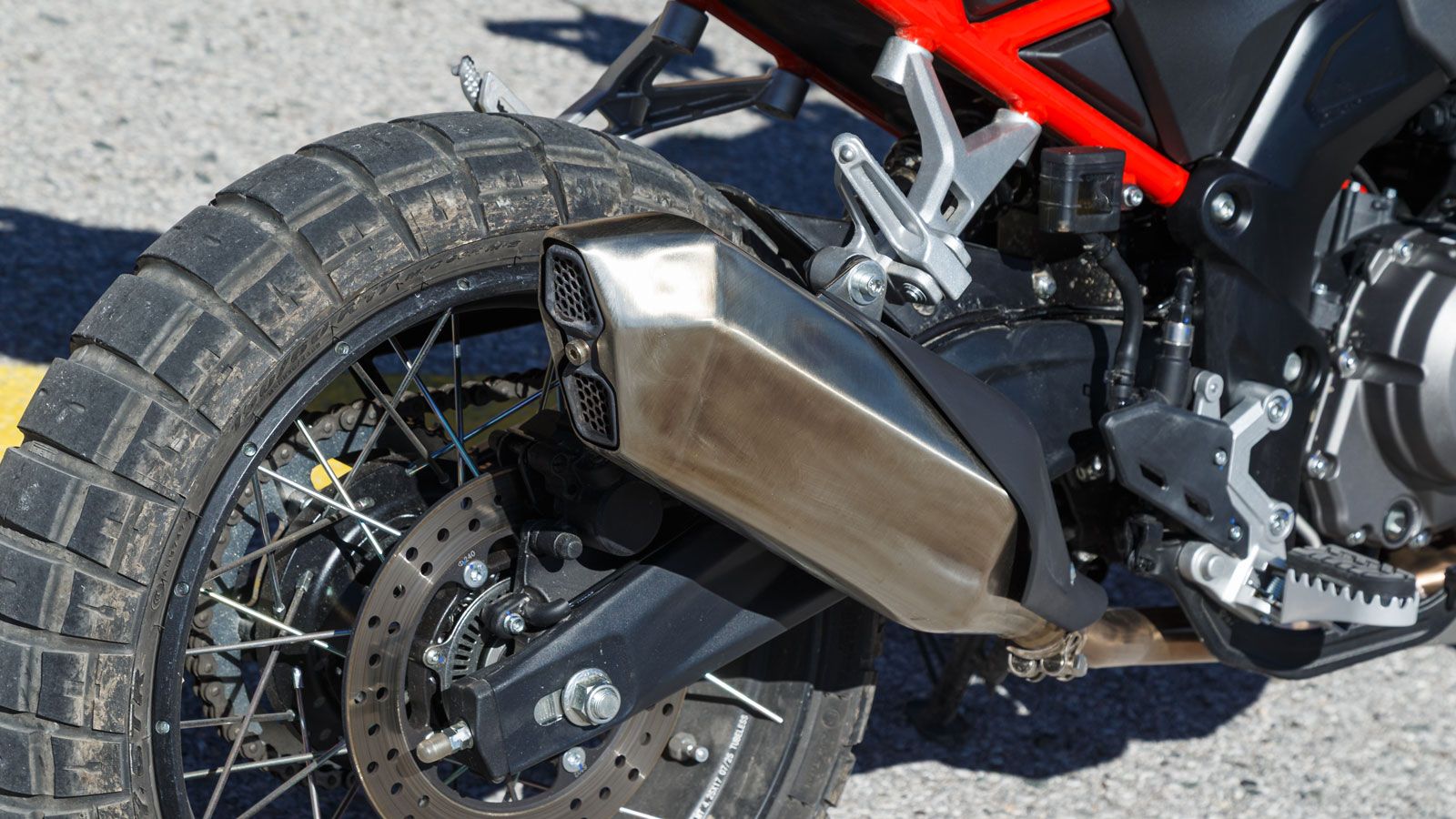 Όσον αφορά για την κατανάλωση σε κατάσταση ταξιδιού, η δοκιμή μας έδειξε 4 λίτρα ανά 100 χιλιόμετρα, που σημαίνει ότι μπορείς ανέξοδα να κάνεις μεγάλε