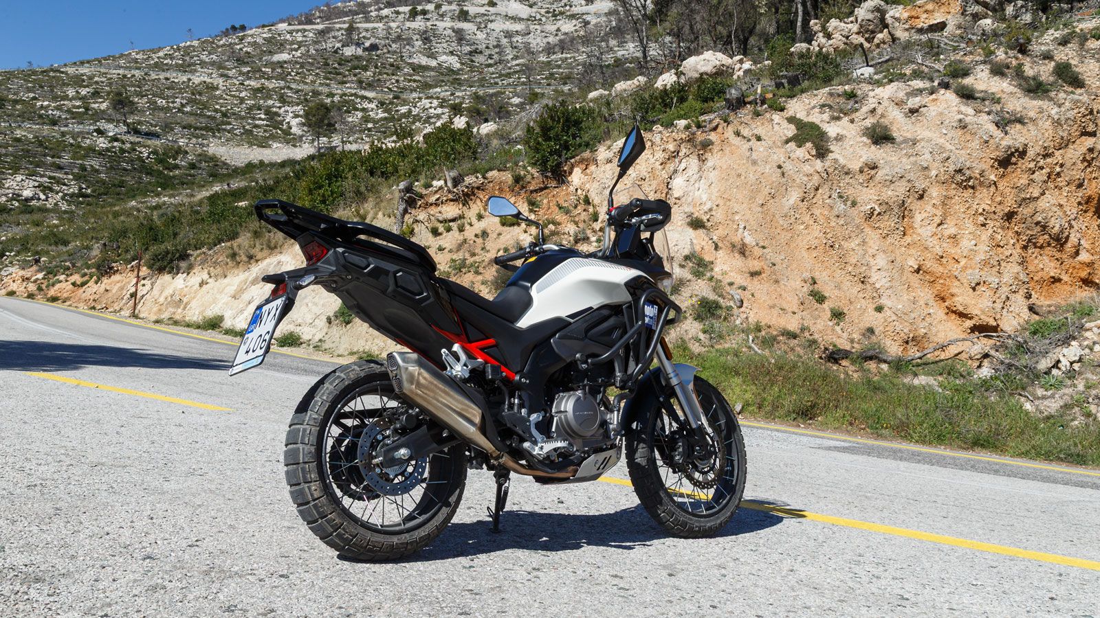 Ακόμα πιο «έτοιμο» εμφανίζεται στο μάτι, με όλο τον εξοπλισμό που έρχεται μαζί όπως προστατευτικά κάγκελα, ποδιά κινητήρα, ρυθμιζόμενη ζελατίνα και μα