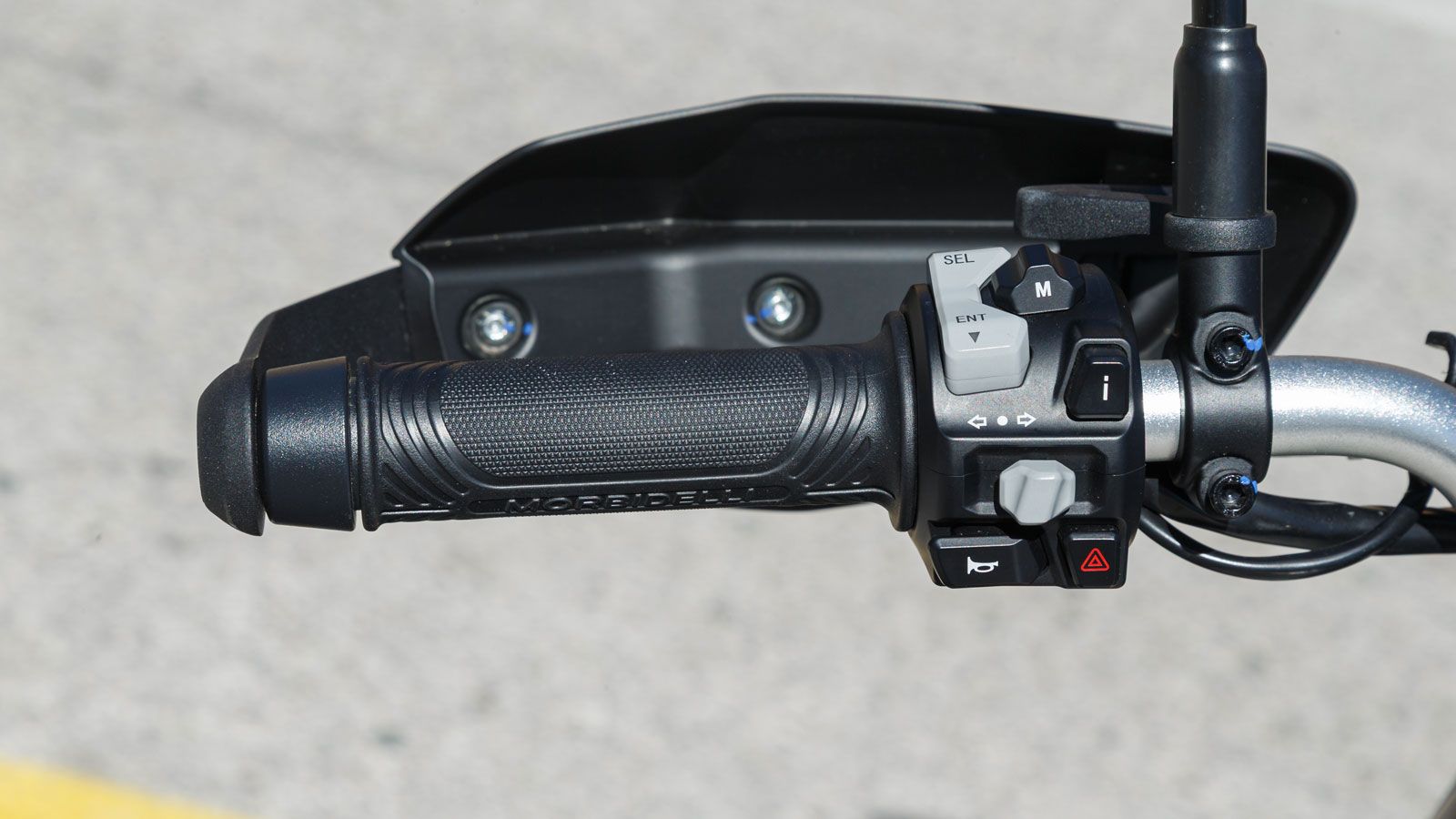 Γύρω από την οθόνη, οι φωτιζόμενοι διακόπτες διευκολύνουν πολύ την εύρεση τους σε χαμηλό φωτισμό. 