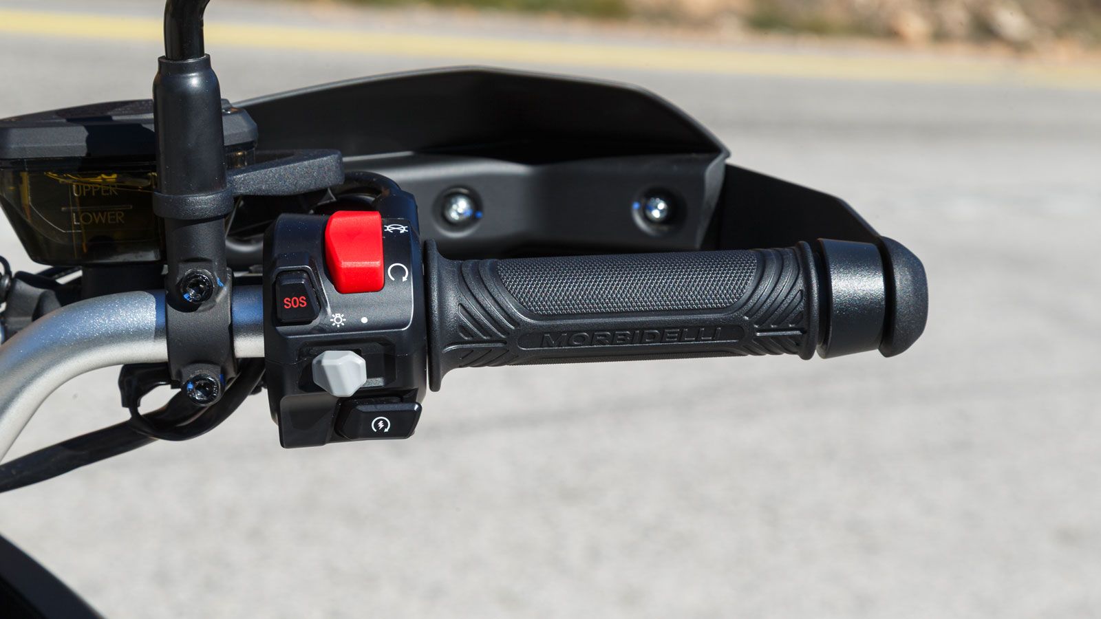 Γύρω από την οθόνη, οι φωτιζόμενοι διακόπτες διευκολύνουν πολύ την εύρεση τους σε χαμηλό φωτισμό. 