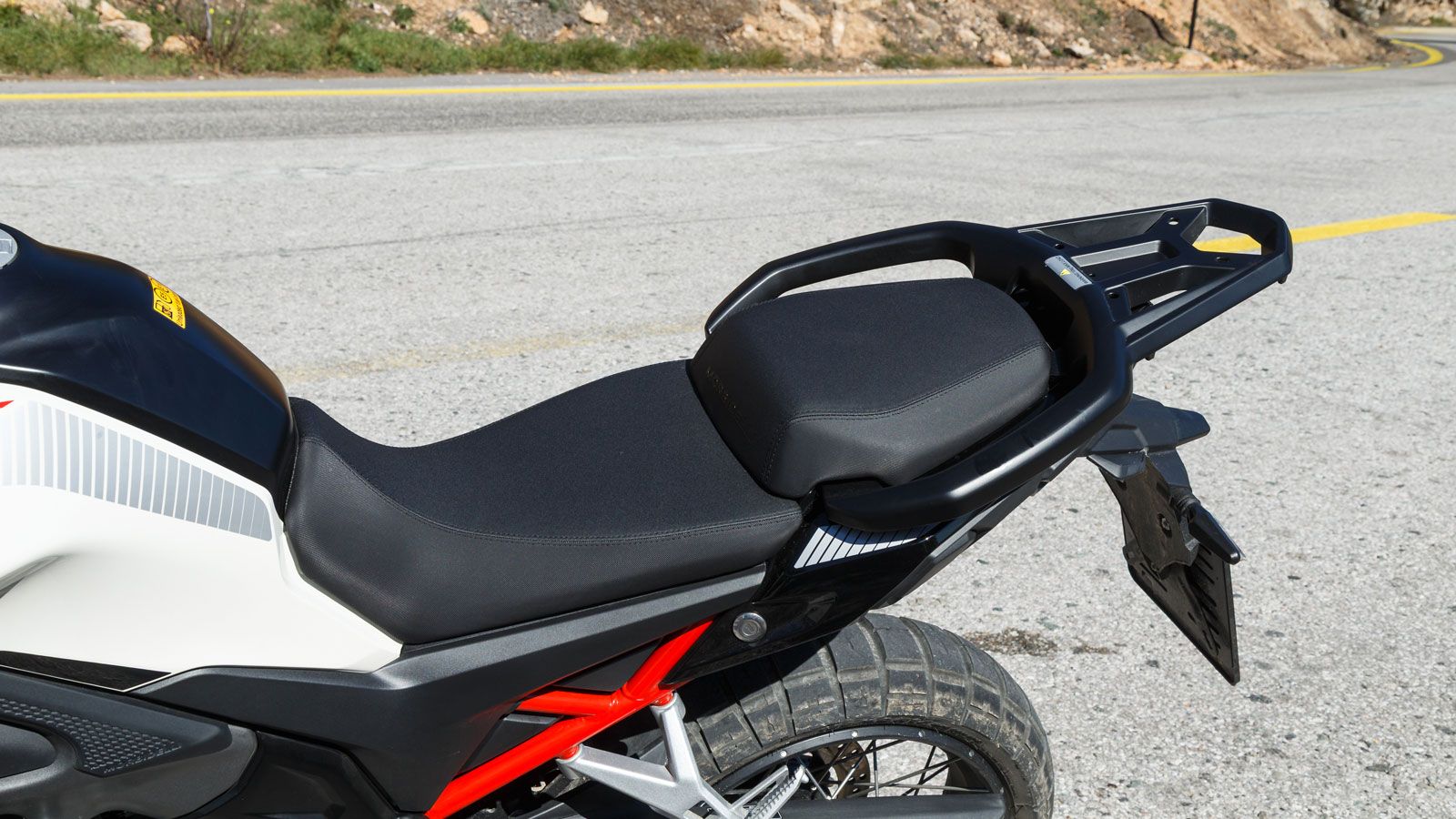 Το ύψος σέλας στα 820 mm προσφέρει καλή επαφή του πέλματος στο πάτωμα για αναβάτες με ύψος γύρω στο 1,80μ, ενώ η «όρθια» θέση οδήγησης με φαρδύ 