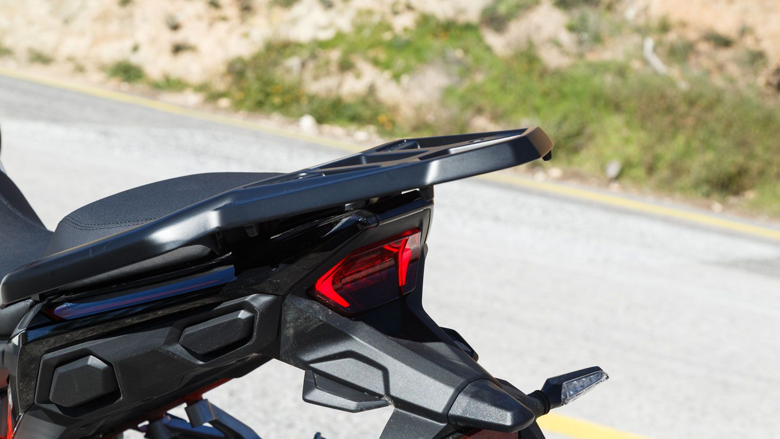 Η σχεδίαση είναι καθαρή, εργονομική και χωρίς υπερβολές, με στοιχεία που προδίδουν σκοπό για εκδρομές. 