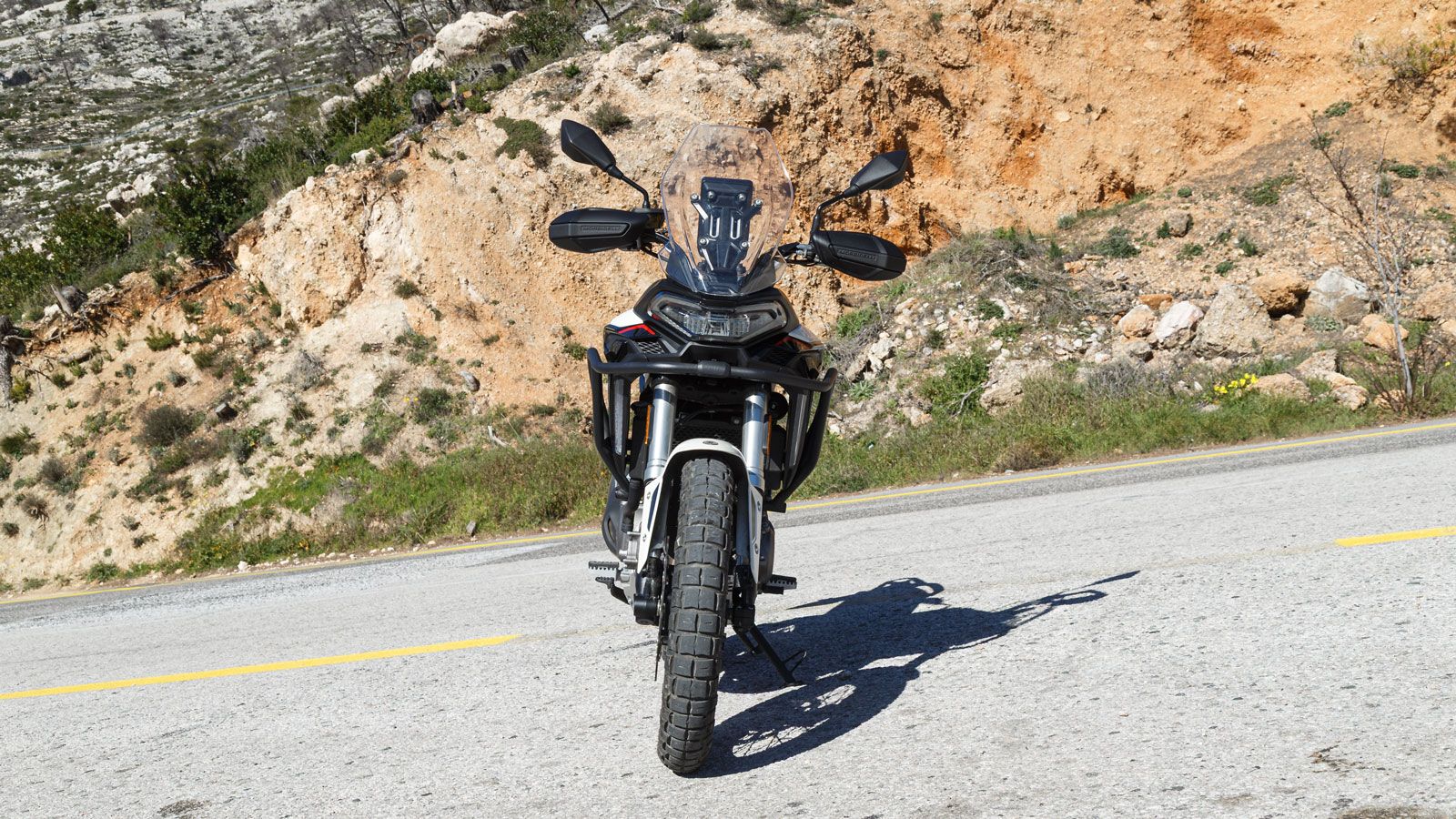 Όλα τα υπόλοιπα φανάρια είναι επίσης LED, ενώ μπροστά διαθέτει και φώτα ημέρας DRL. 