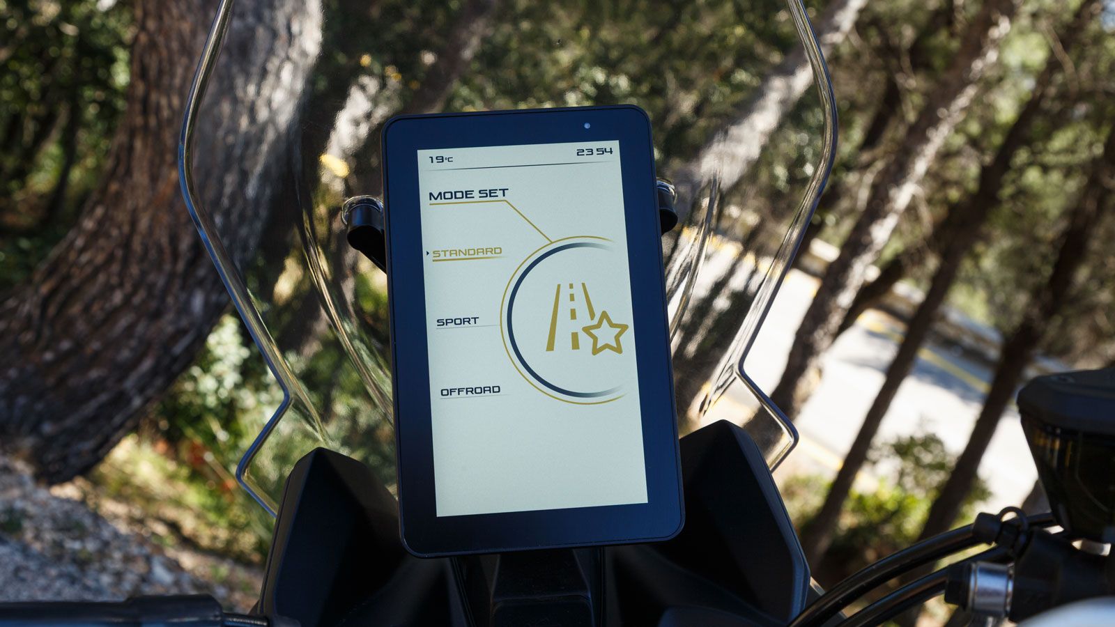  Η TFT οθόνη με συνδεσιμότητα παρέχει πολύ καλή ευκρίνεια και πληροφόρηση.