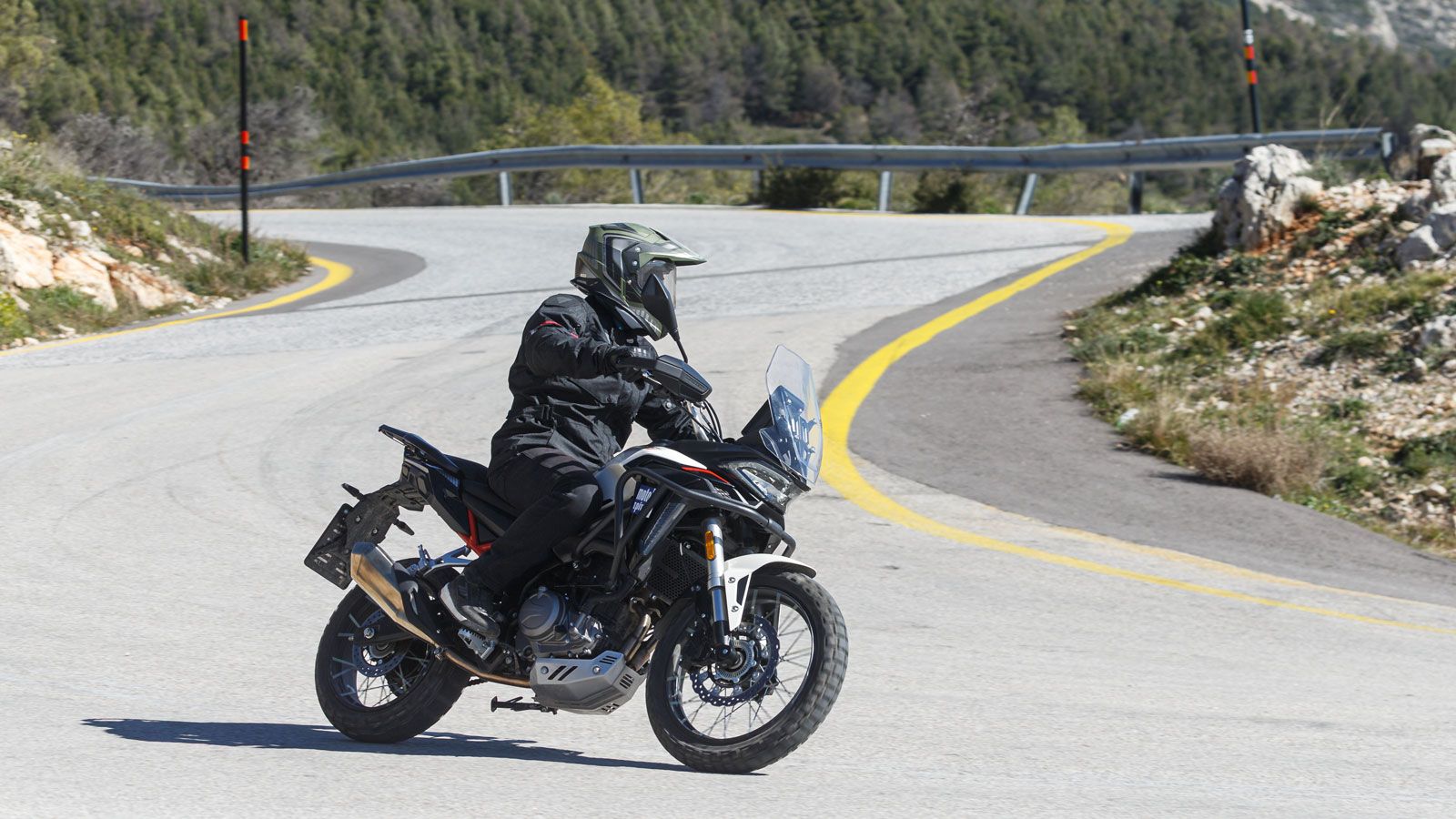 Αν θέλεις μία «μικρή» αλλά ταυτόχρονα επιβλητική μοτοσυκλέτα για μικρές εκδρομές, commute, αλλά να μπαίνεις και χώμα, τότε το Τ352Χ έρχεται φουλ εξοπλ