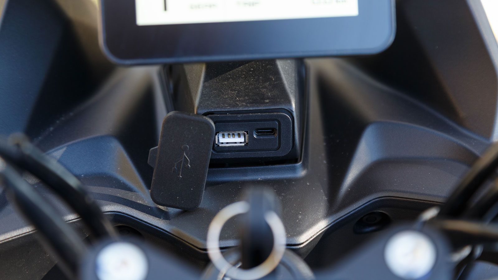 Τέλος, αριστερά από την οθόνη στο αριστερό μέρος θα βρεις μια θύρα usb για να φορτίζεις τις ηλεκτρικές συσκευές σου, παρέχοντας ένα επιπλέον επίπεδο ά