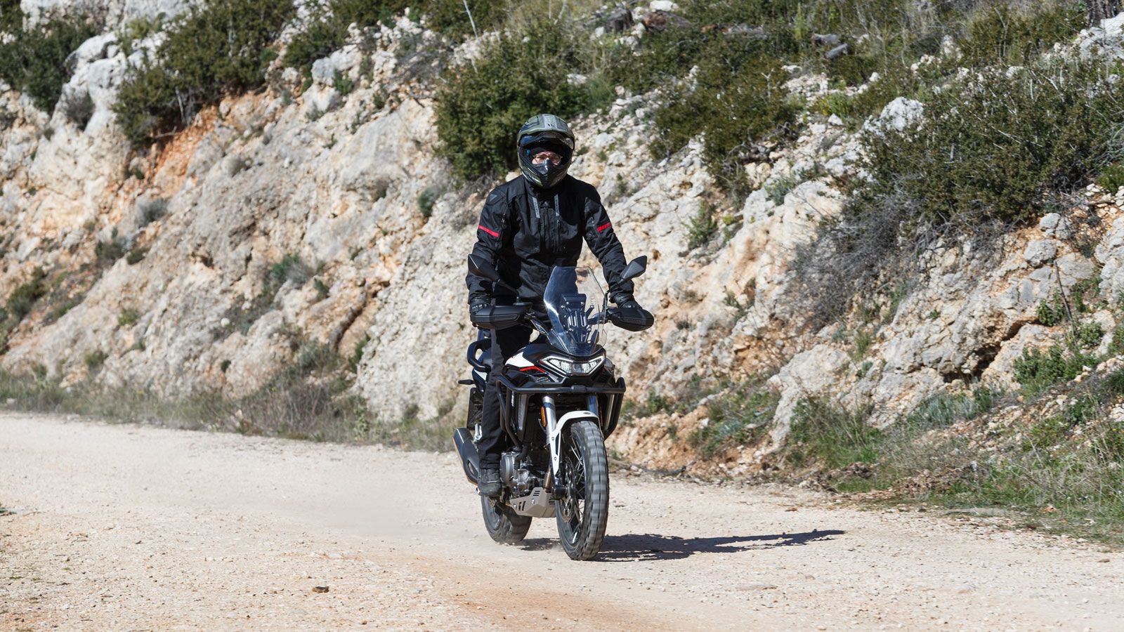 Πάντως, η μοτοσυκλέτα είναι φιλική για έναν νέο αναβάτη στο χώμα και δεν θα σε φοβίσει. Όταν θα σηκωθείς όρθιος στα πατάκια θα διαπιστώσεις πως το ντε