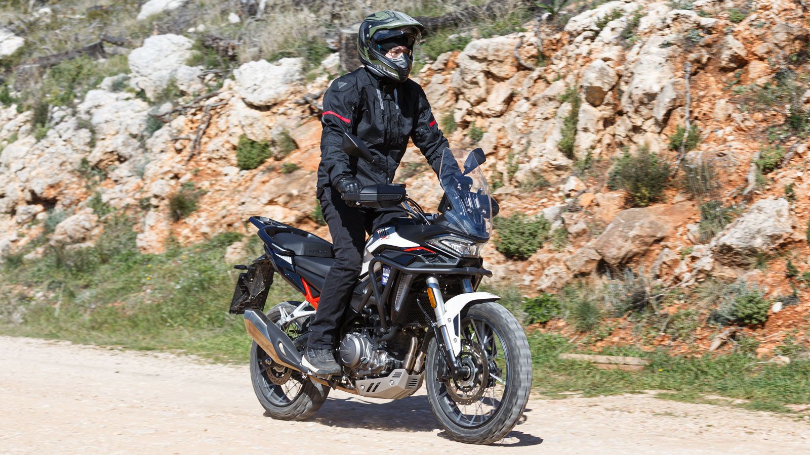 Τα ελαστικά πρώτης τοποθέτησης συμβάλλουν σε αυτό καθώς προσφέρουν σιγουριά στην πρόσφυση είτε στην άσφαλτο είτε στο χώμα. Μιλώντας για χώμα, κάθε βατ