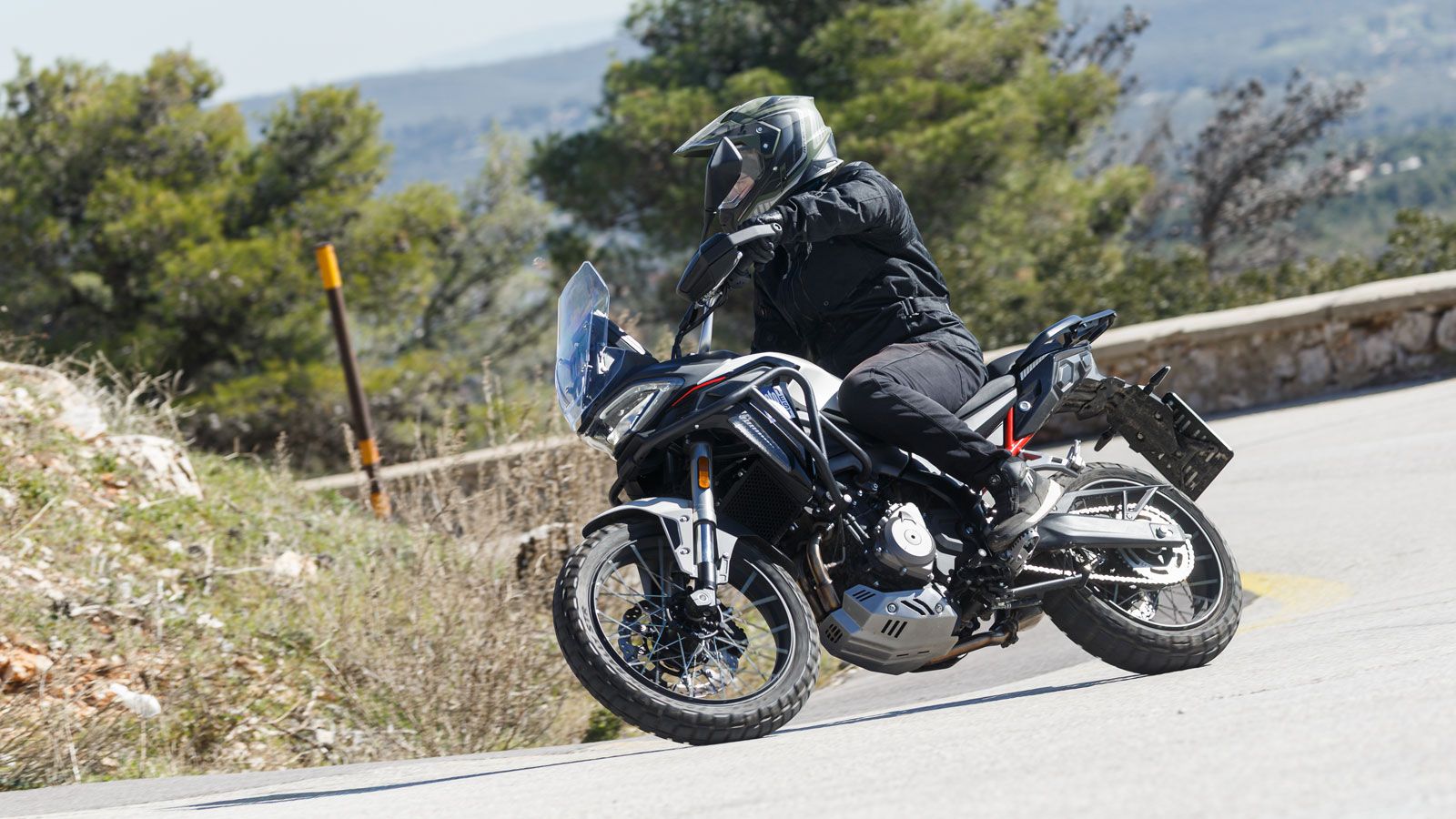 Η τελική τιμή της στα 4.990 ευρώ την καθιστά μια δελεαστική επιλογή για όσους θέλουν μια all around μοτοσυκλέτα με adventure χαρακτήρα.
