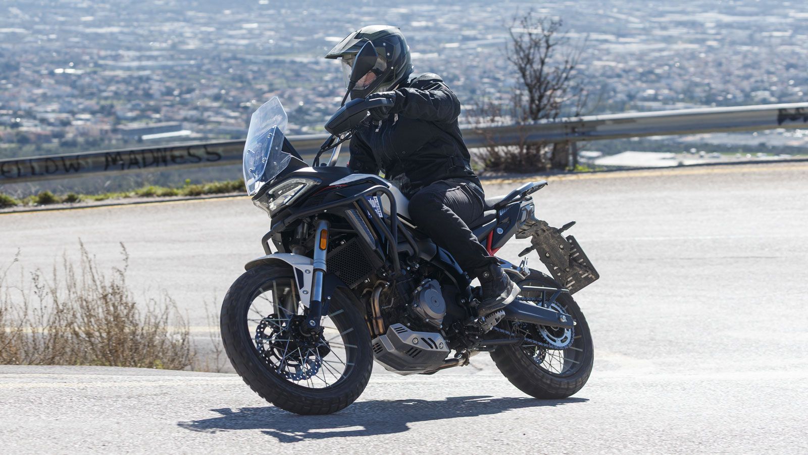 Μπορεί πολύ εύκολα να κινηθεί σβέλτα με κοφτές αλλαγές ταχυτήτων αλλά μπορεί και να «πάει χαλαρά» με 6η και 90-100χλμ/ώρα στο κοντέρ, χωρίς δονήσεις.