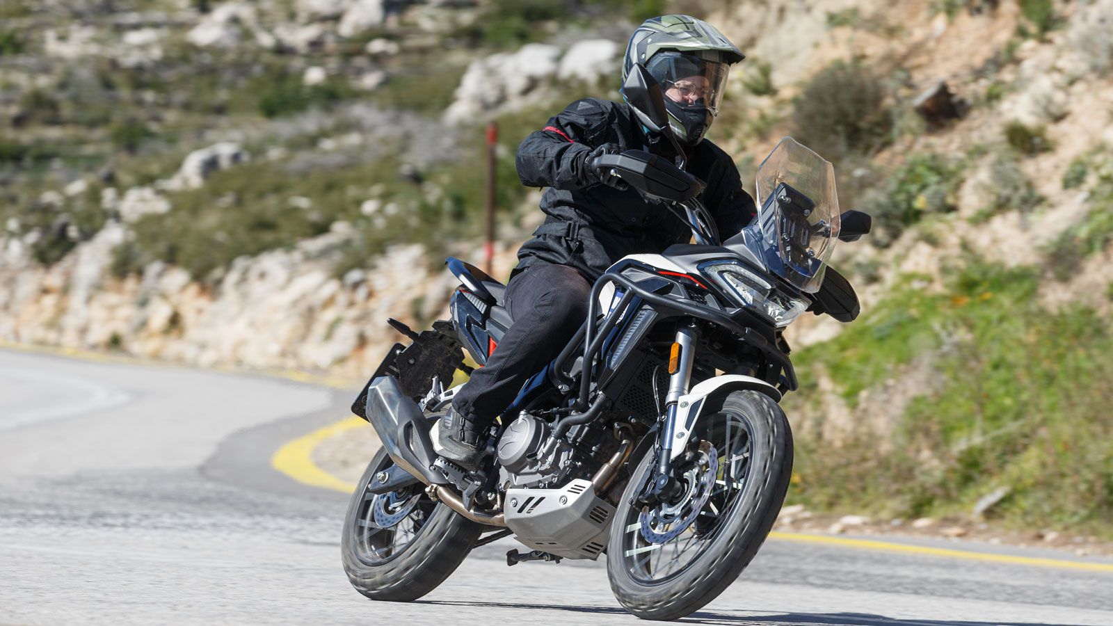 Ό,τι αναφέρουμε από εδώ και κάτω, είναι με γνώμονα αναβάτη γύρω στο 1,80μ. Η απόσταση του τιμονιού έρχεται σε βολική θέση για τα χέρια ενώ –προφ