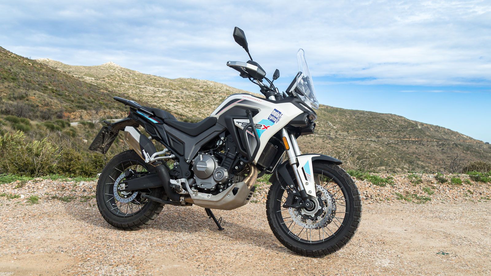 Η Morbidelli T502X έχει μια καθαρά adventure αισθητική, με σχεδίαση που παραπέμπει έντονα σε rally μοτοσυκλέτες και αποφεύγει τις περιττές καμπύλες.