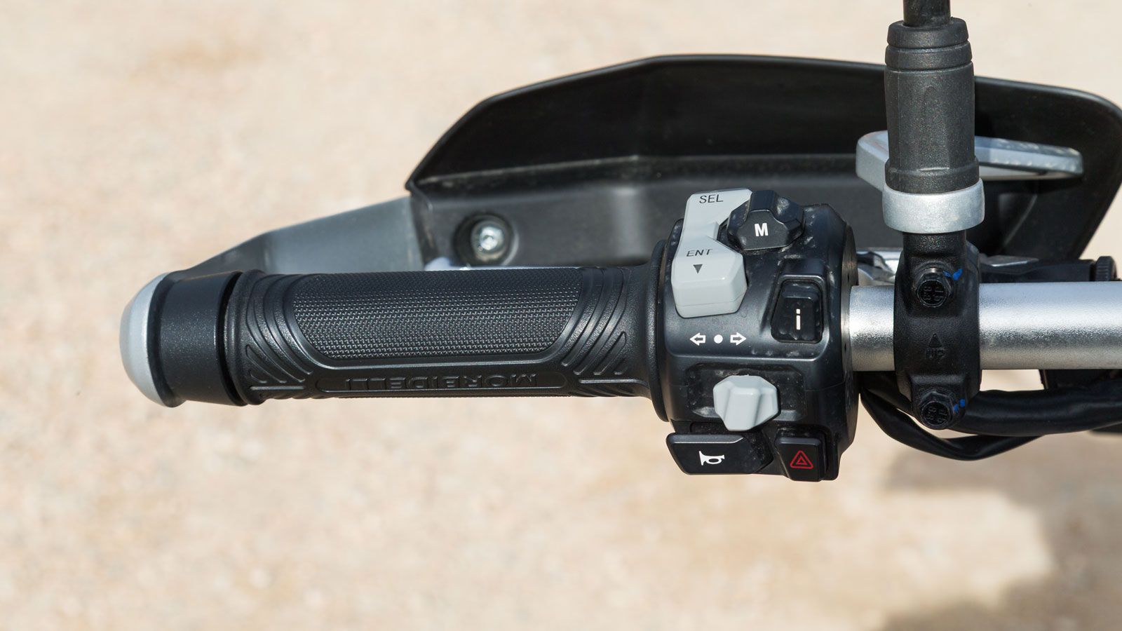 Οι διακόπτες στο τιμόνι είναι φωτιζόμενοι και τοποθετημένοι λογικά, διευκολύνοντας τη χρήση τους ακόμα και σε συνθήκες χαμηλού φωτισμού.