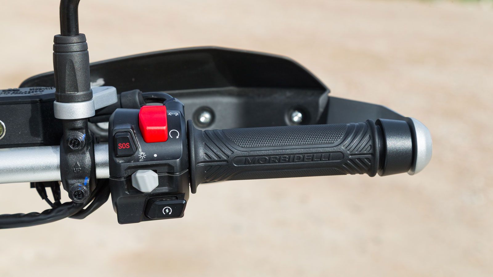 Οι διακόπτες στο τιμόνι είναι φωτιζόμενοι και τοποθετημένοι λογικά, διευκολύνοντας τη χρήση τους ακόμα και σε συνθήκες χαμηλού φωτισμού.