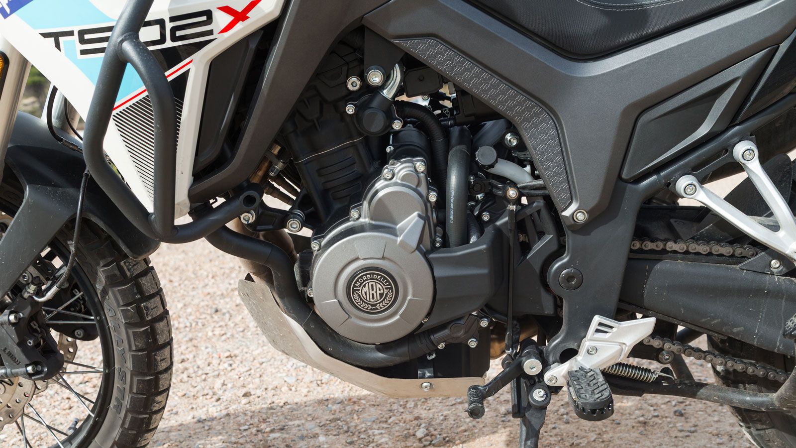 Η μεικτή κατανάλωση που μετρήσαμε κυμαίνεται στα 4,3 λτ./100 χλμ. ενώ η ταξιδιού σε 3,9 λτ./100χλμ.. Σε συνδυασμό με το ρεζερβουάρ των 18 λίτρων έχουμ