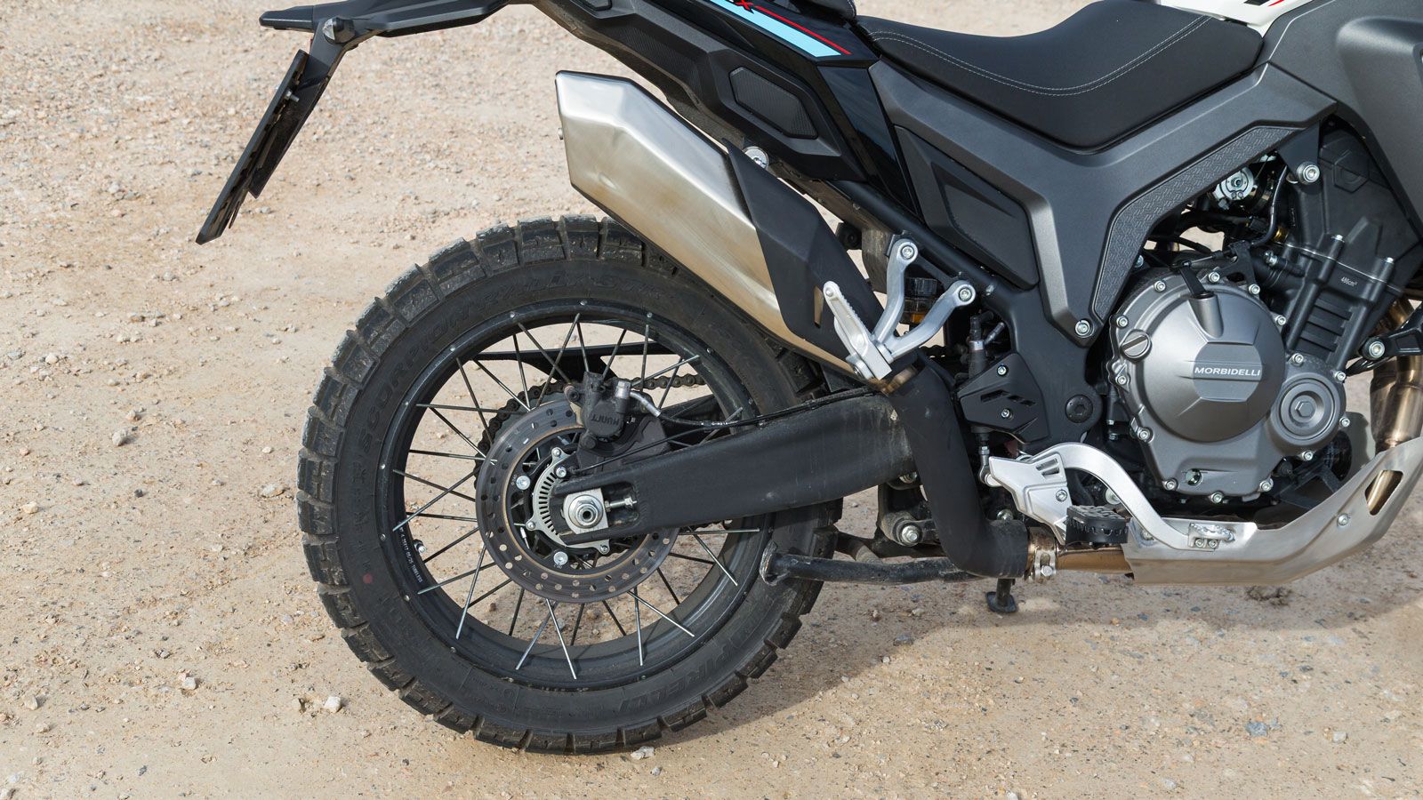 Το σύστημα υποστηρίζεται από ABS της Bosch, με δυνατότητα απενεργοποίησης στον πίσω τροχό, στοιχείο που ενισχύει τον adventure χαρακτήρα και επιτρέπει