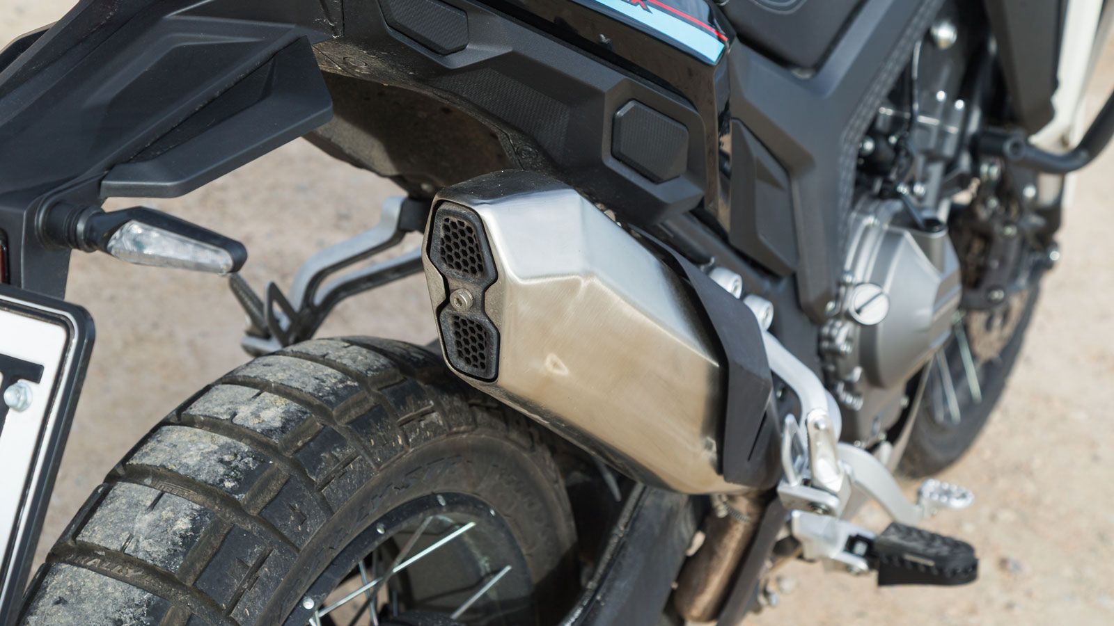 Στον τομέα των αναρτήσεων, η T502X εξοπλίζεται με ανεστραμμένο πιρούνι 43 mm εμπρός, με διαδρομή 180 mm. Πίσω συναντάμε αμορτισέρ με μοχλικό σύστημα κ