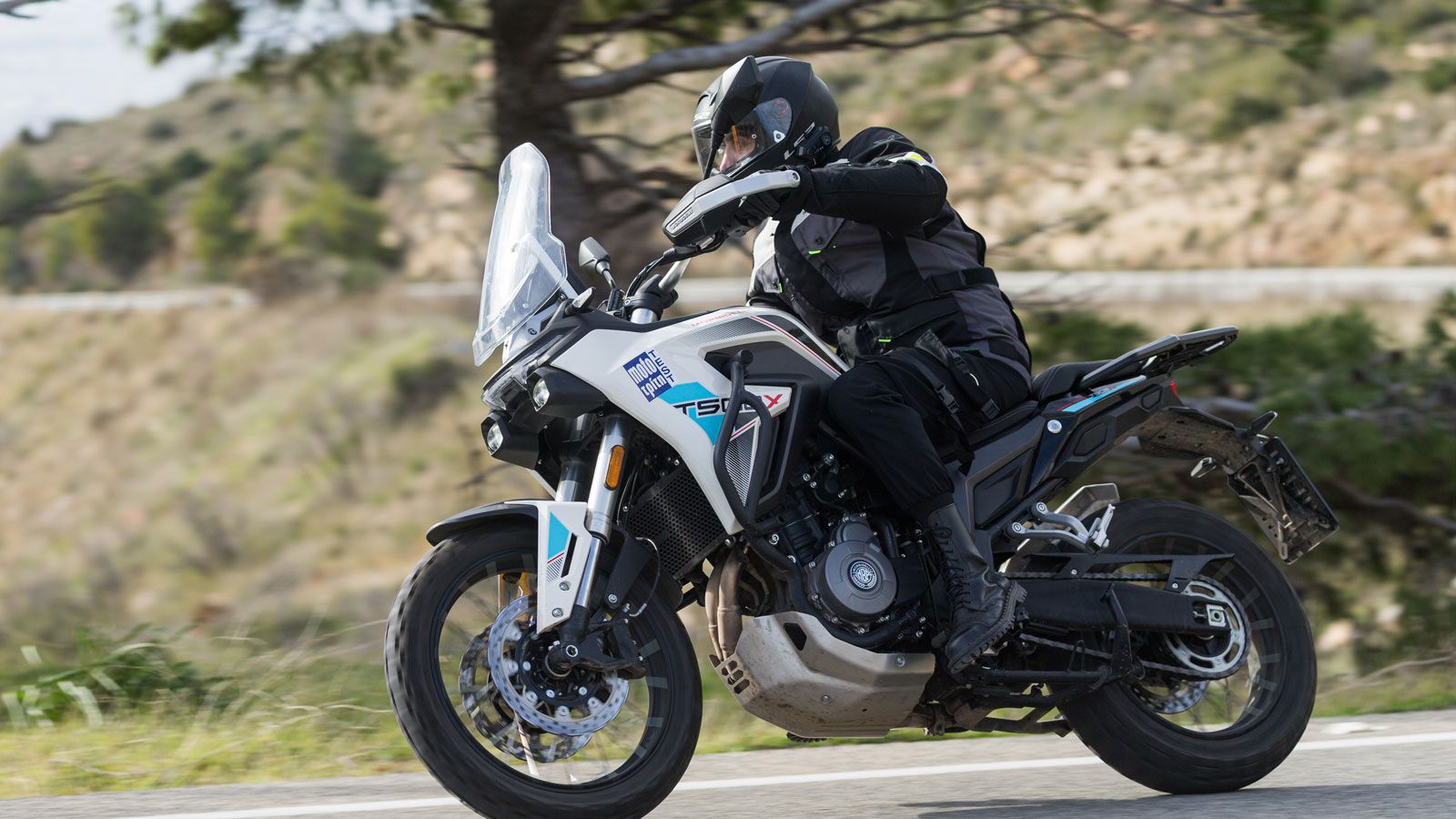 Η ταξιδιωτική πλευρά της T502X φάνηκε ξεκάθαρα στη διαδρομή που κάναμε μέχρι την Καλαμάτα από τον επαρχιακό δρόμο, αποφεύγοντας εθνική οδό και διόδια.