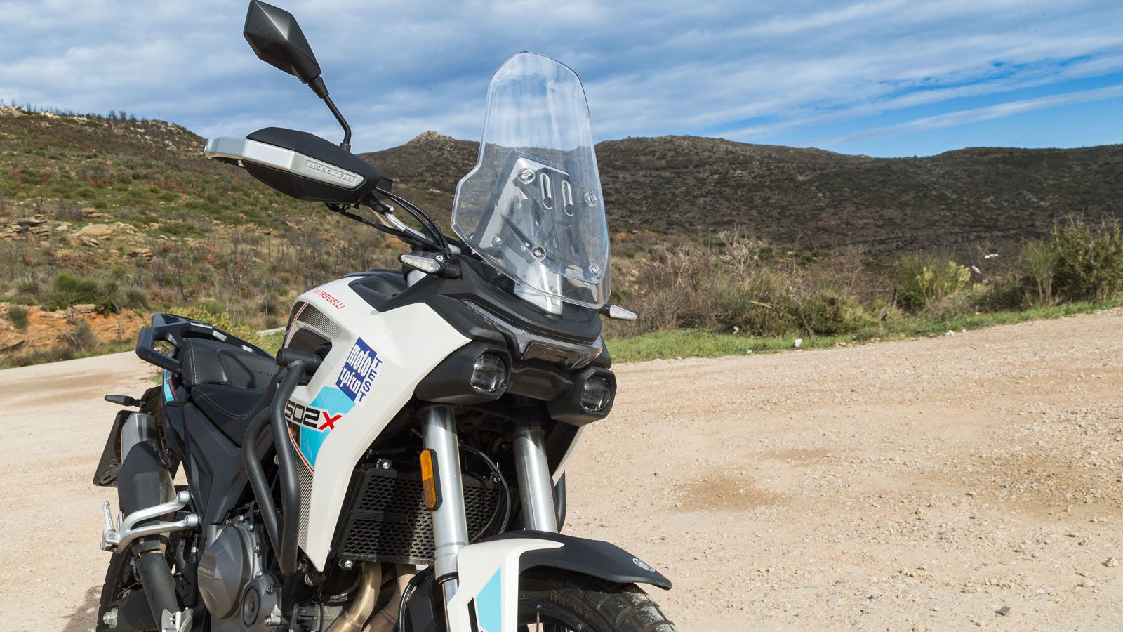 Το εμπρός μέρος είναι στενό και ψηλό, με έντονη κάθετη γραμμή, στοιχείο που δίνει δυναμικό χαρακτήρα και ξεχωρίζει οπτικά μέσα στην κατηγορία.