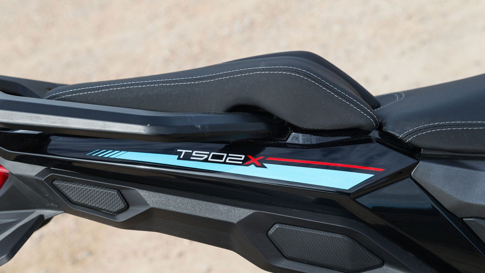 Τα πλαστικά μέρη παρουσιάζουν καλή συναρμογή, χωρίς εμφανή κενά ή πρόχειρες ενώσεις, ενώ στο φινίρισμα του πλαισίου και των μεταλλικών επιφανειών έχει