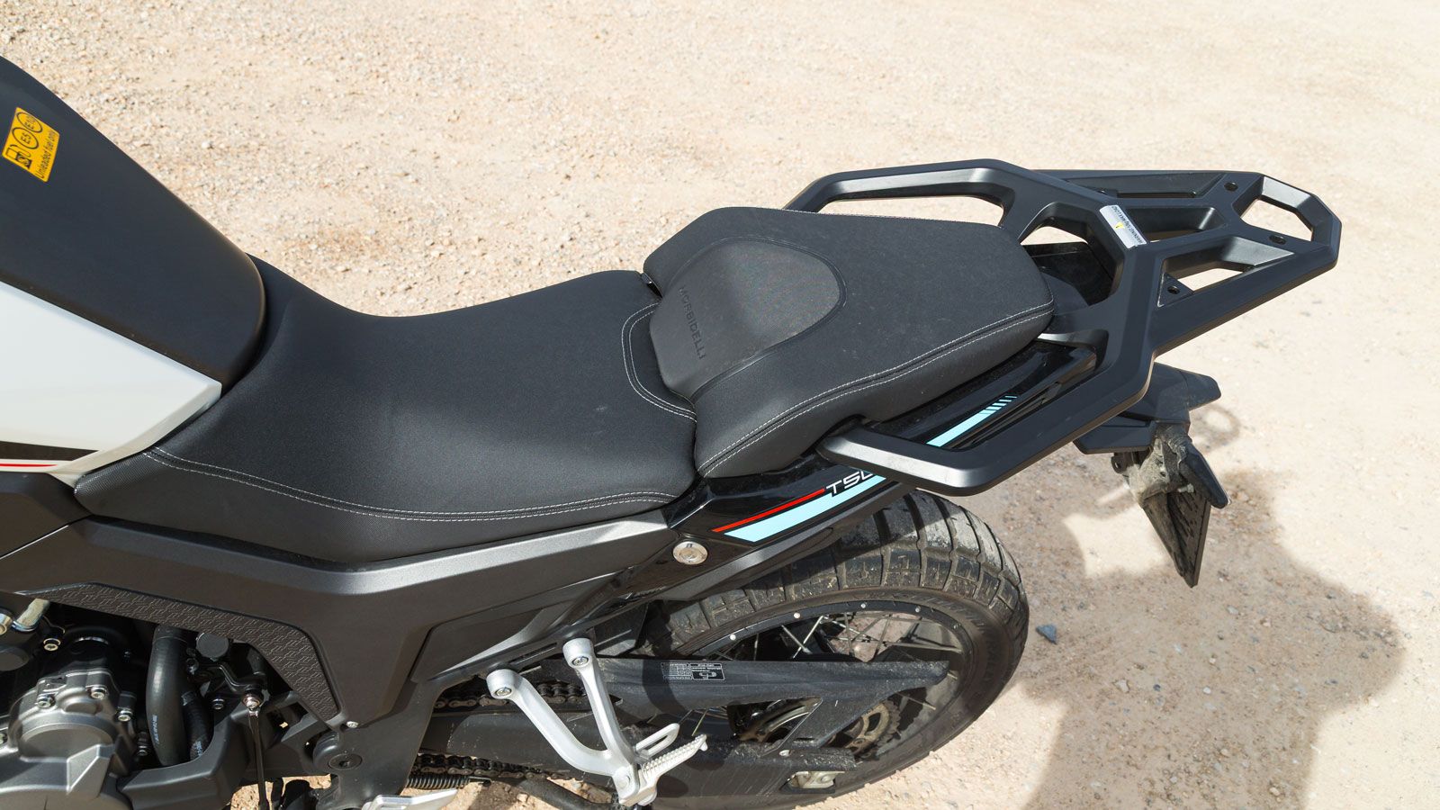 Η σέλα στα 830 mm από το έδαφος βρίσκεται σε ένα ύψος που εξυπηρετεί μεγάλο εύρος αναβατών, ενώ το σχήμα της προσφέρει ικανοποιητική υποστήριξη, τόσο 