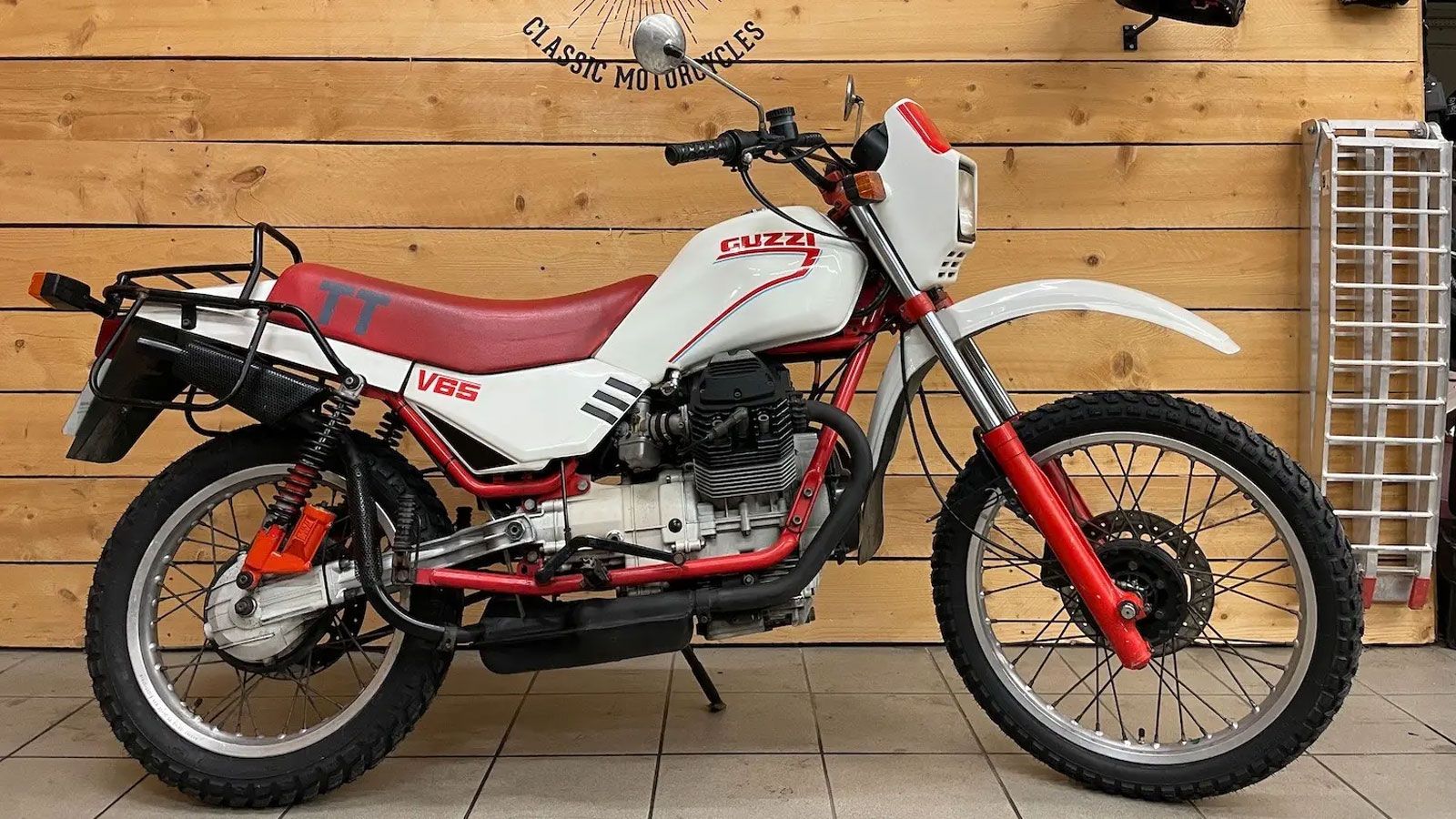 Η Moto Guzzi V65 TT (Tutto Terreno) δεν ήταν απλώς μια ακόμα enduro. Ήταν μια προσπάθεια να συνδυαστεί η απλότητα και η πρακτικότητα των μονοκύλινδρων