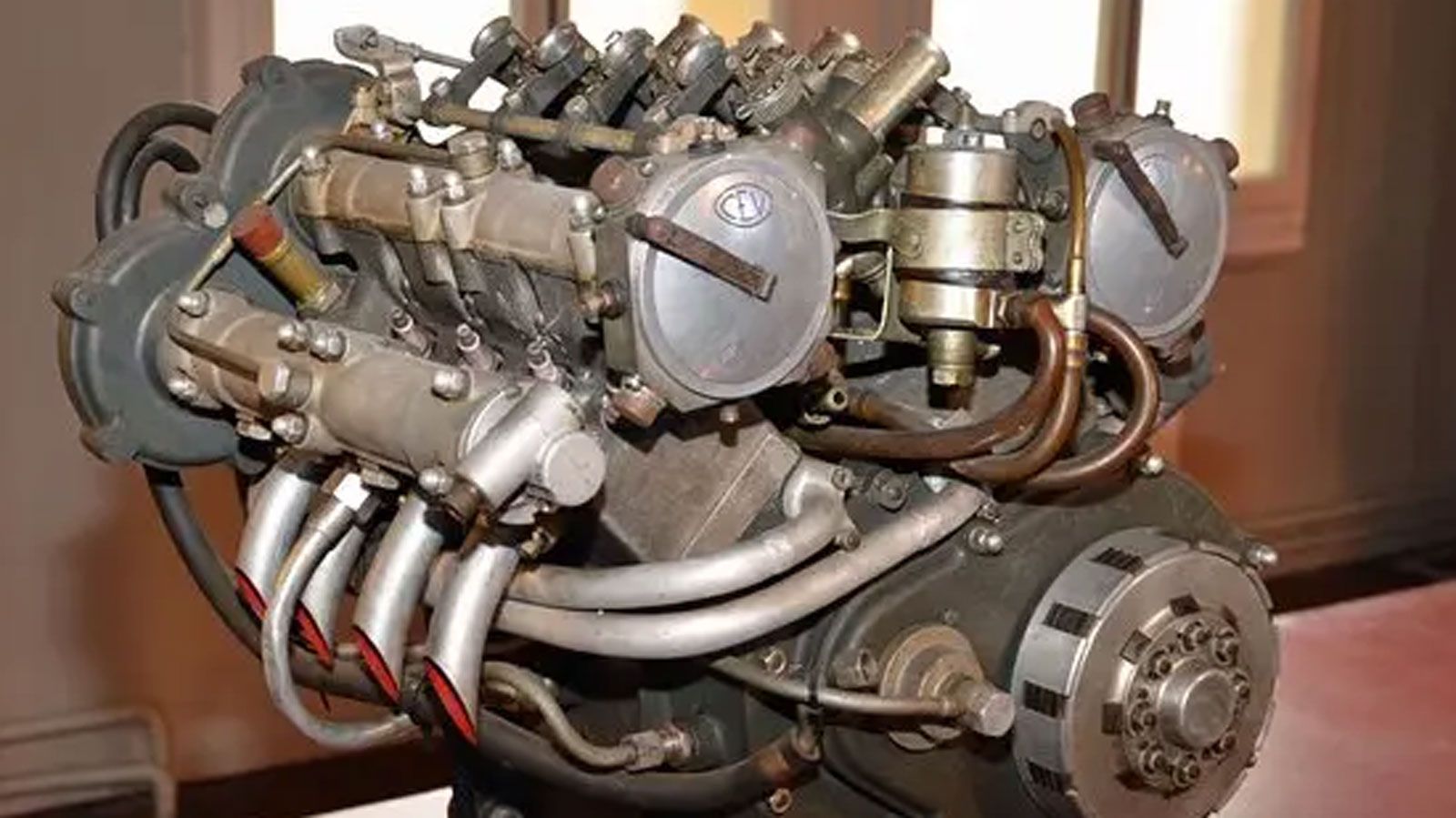 Moto Guzzi V8: Η απίστευτη 8κύλινδρη μοτοσυκλέτα που ήρθε από το μέλλον το 1955