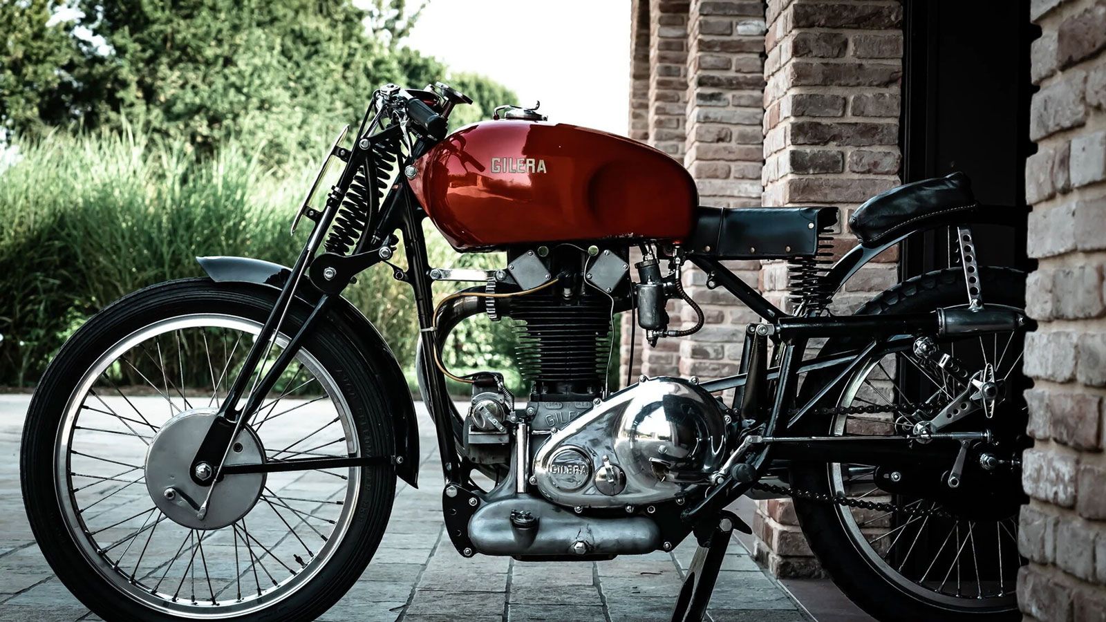 Μια παλιά μοτοσυκλέτα δεν είναι απλώς μέταλλο. Είναι εποχή, είναι μνήμη, είναι ρίζες. Σε έναν κόσμο που αλλάζει γρήγορα, η αποκατάσταση ενός παλιού αν